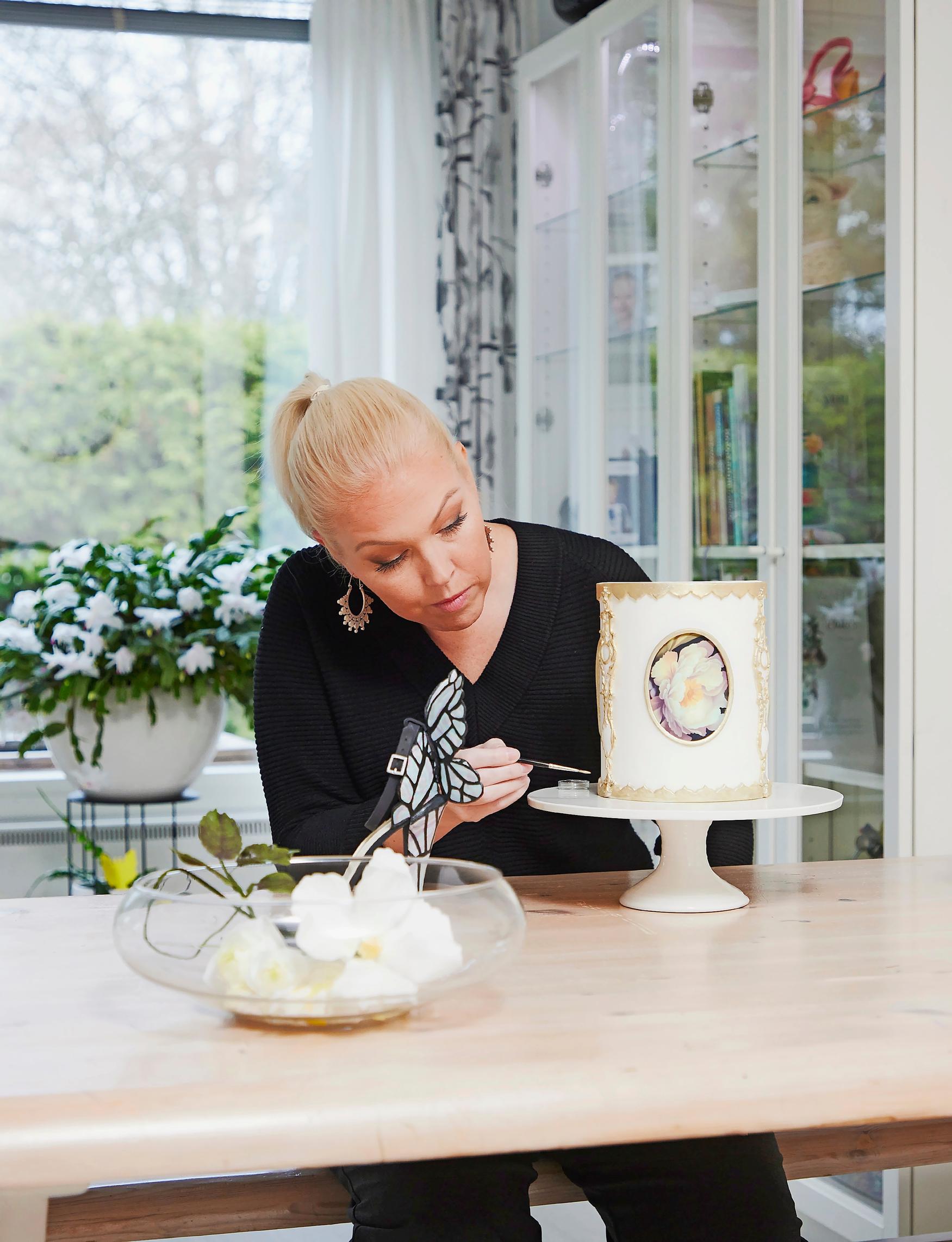 Liisa koristelemassa kakkua