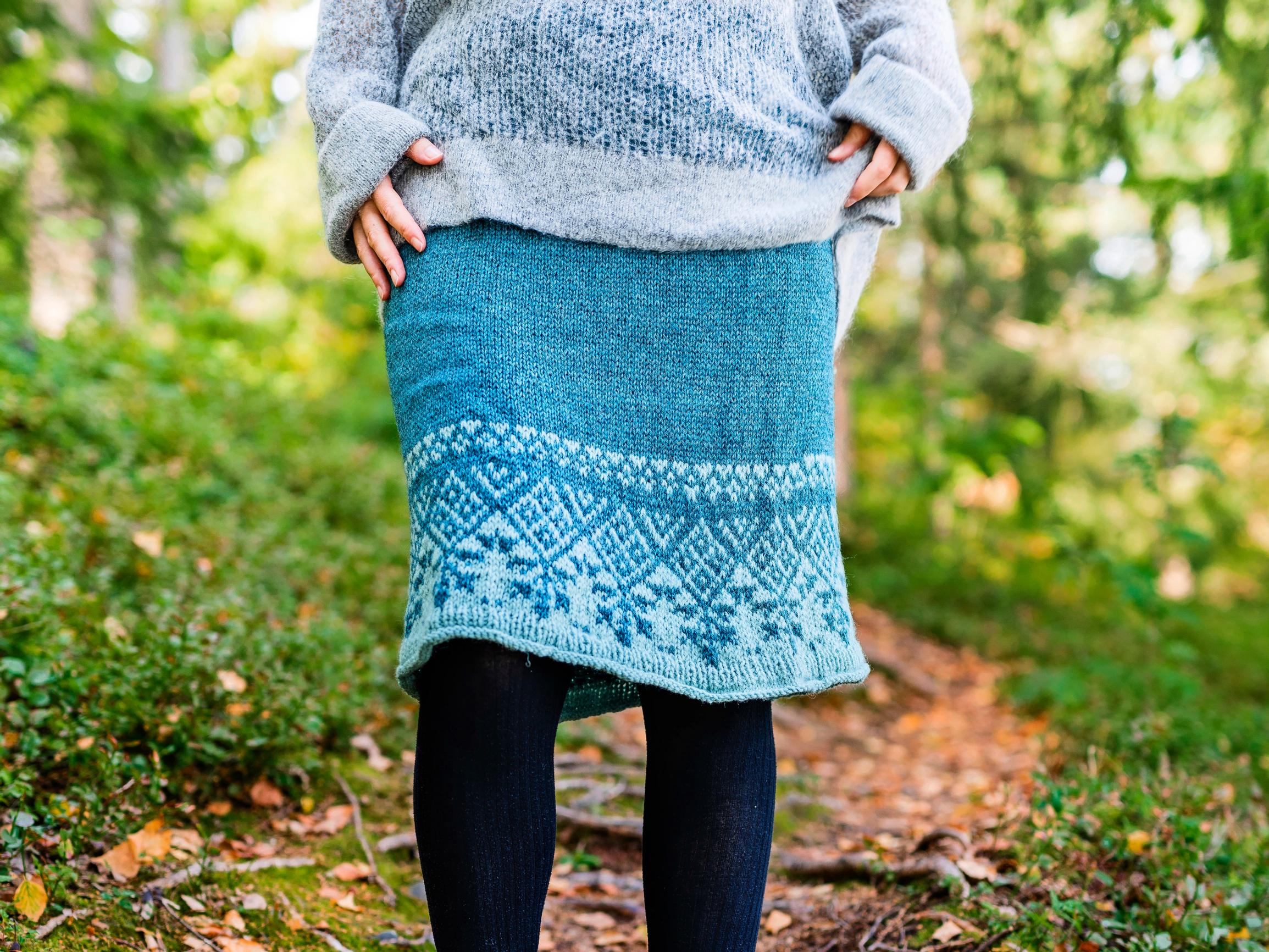 Neulottu hame Kalevalan henkeen! Jenna Kostetin ohjeella syntyy helppo Virvatuli-hame, jonka helma saa kauniin koristekuvion