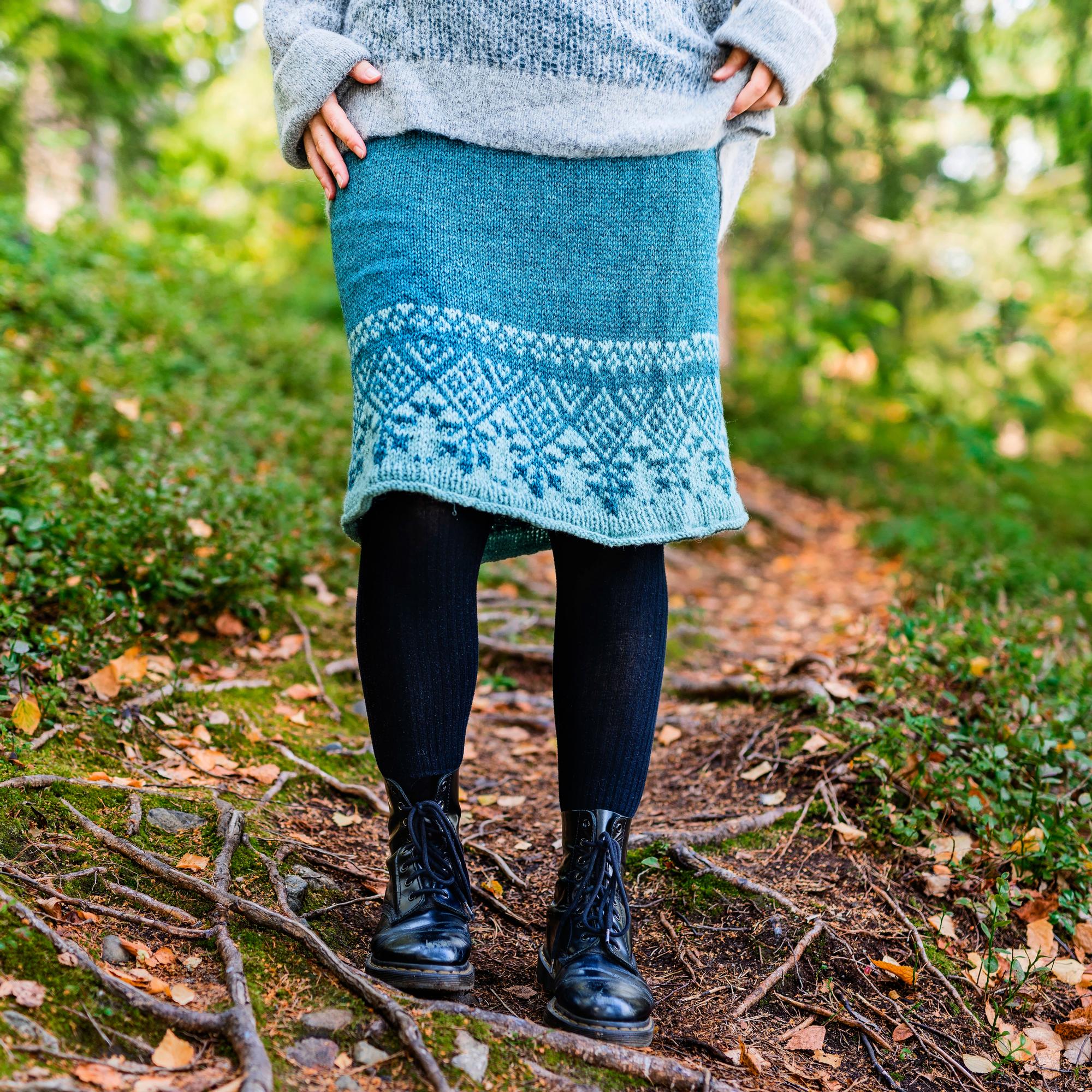 Neulottu hame Kalevalan henkeen! Jenna Kostetin ohjeella syntyy helppo Virvatuli-hame, jonka helma saa kauniin koristekuvion