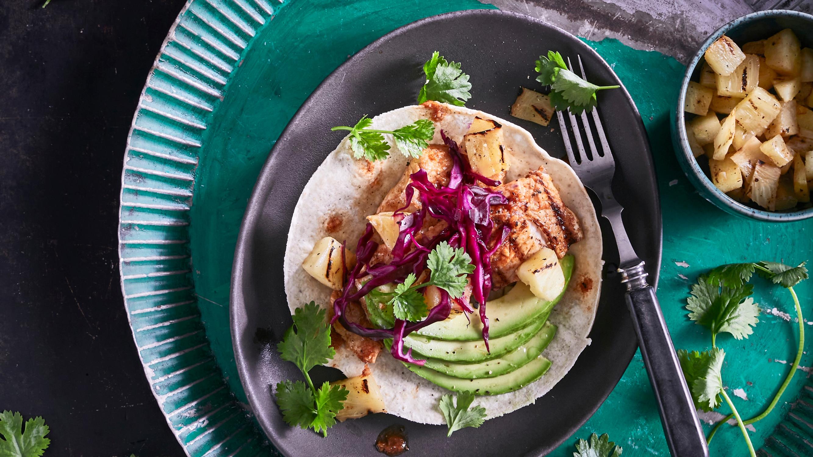 ¡Delicioso! Meksikolaistyyliset kalatacot ovat täynnä suolaista, makeaa, raikasta ja polttavaa makua