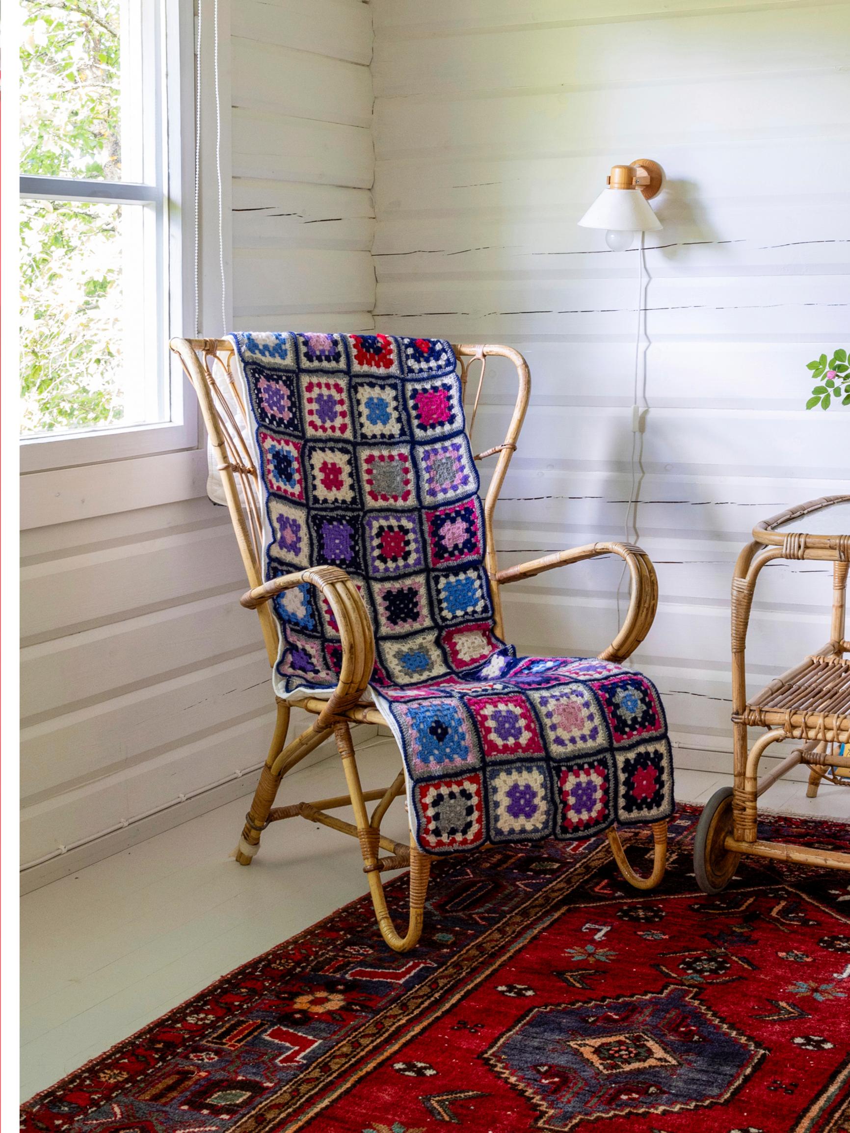 Tuolinmatto isoäidinneliöistä, oviverho ja 6 muuta kylmää karkottavaa tekstiiliä