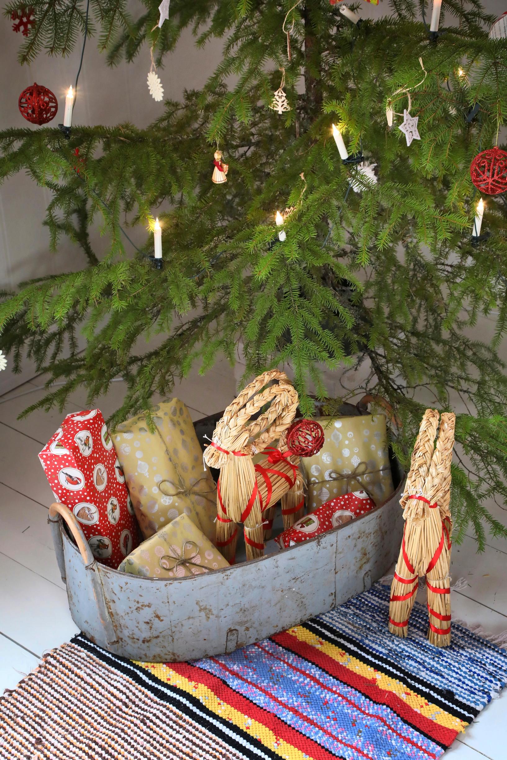 Joulupaketteja sinkkisessä jyvälaarissa kuusen alla