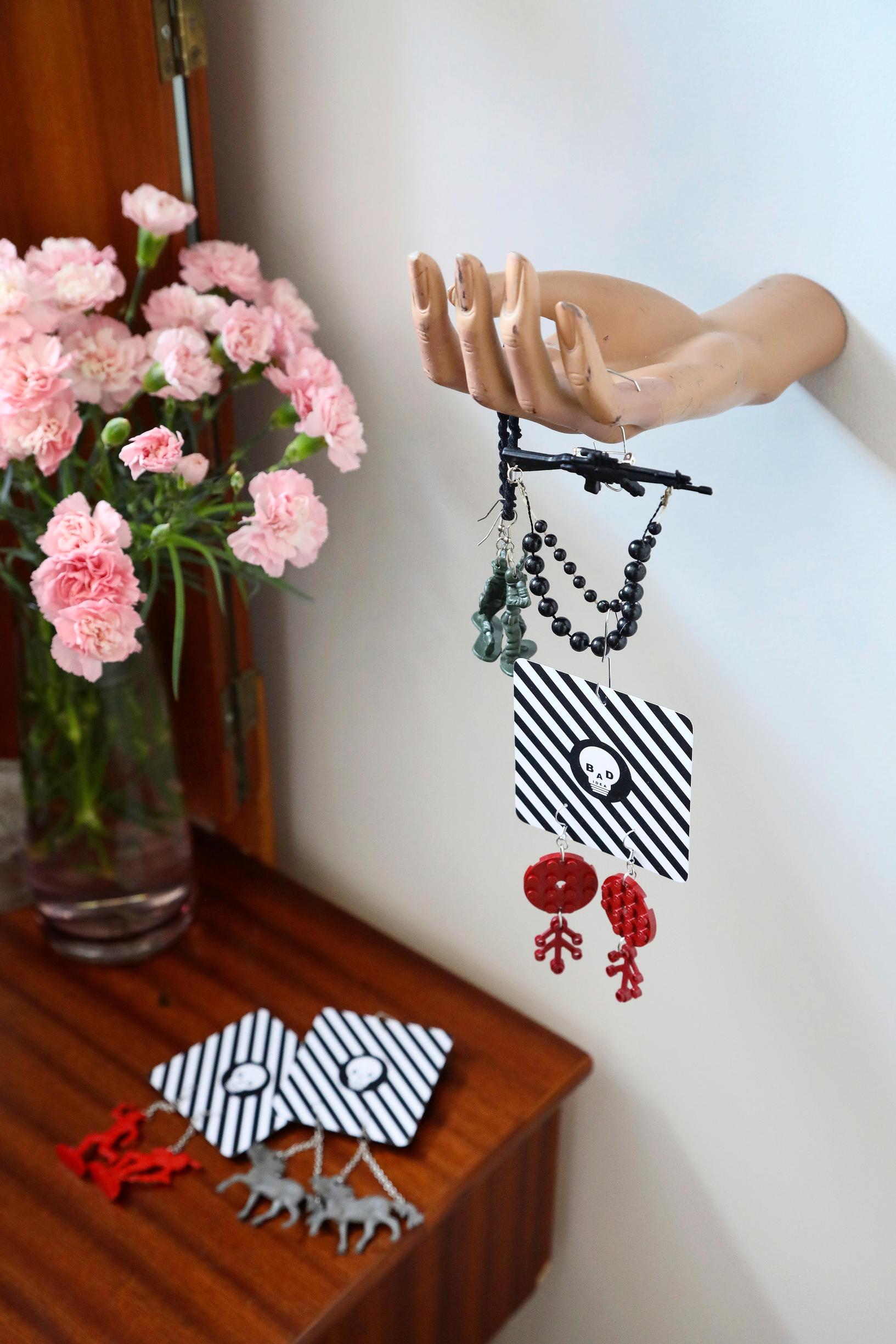 Kierrätyskoruja ripustettuna mallinuken käteen