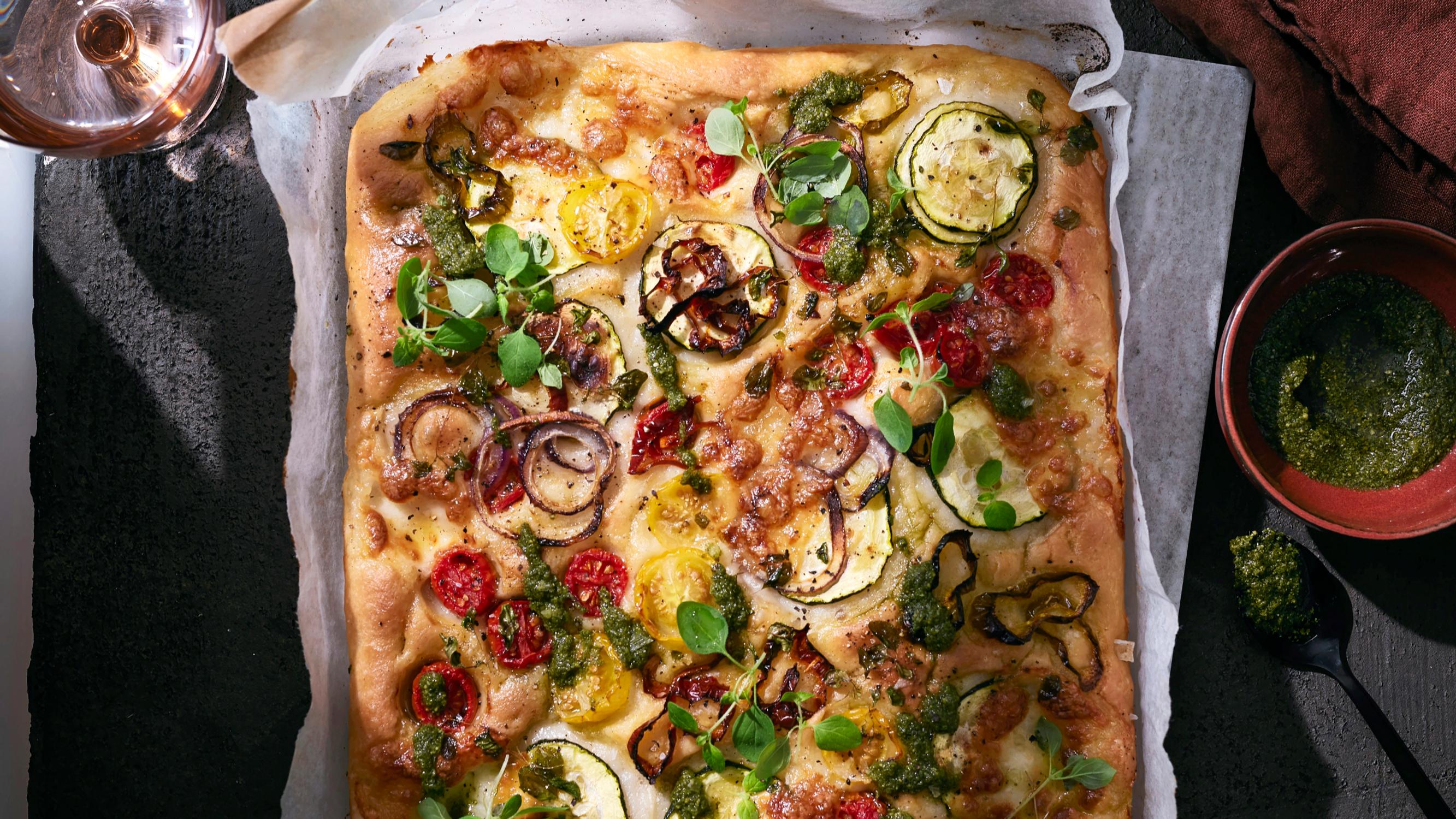 Ihan kuin Italiassa! Sisilialainen pannupizza on takuuvarma hitti, jos rakastat focacciaa ja pizzaa