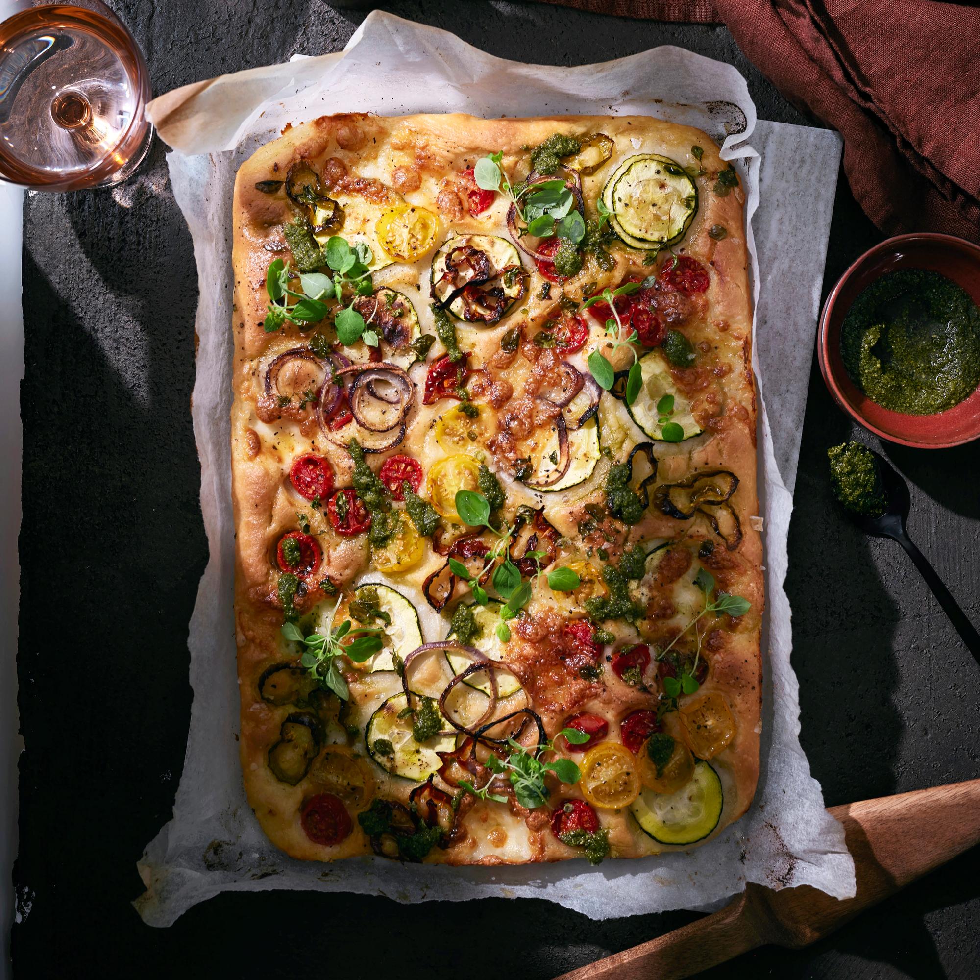 Ihan kuin Italiassa! Sisilialainen pannupizza on takuuvarma hitti, jos rakastat focacciaa ja pizzaa