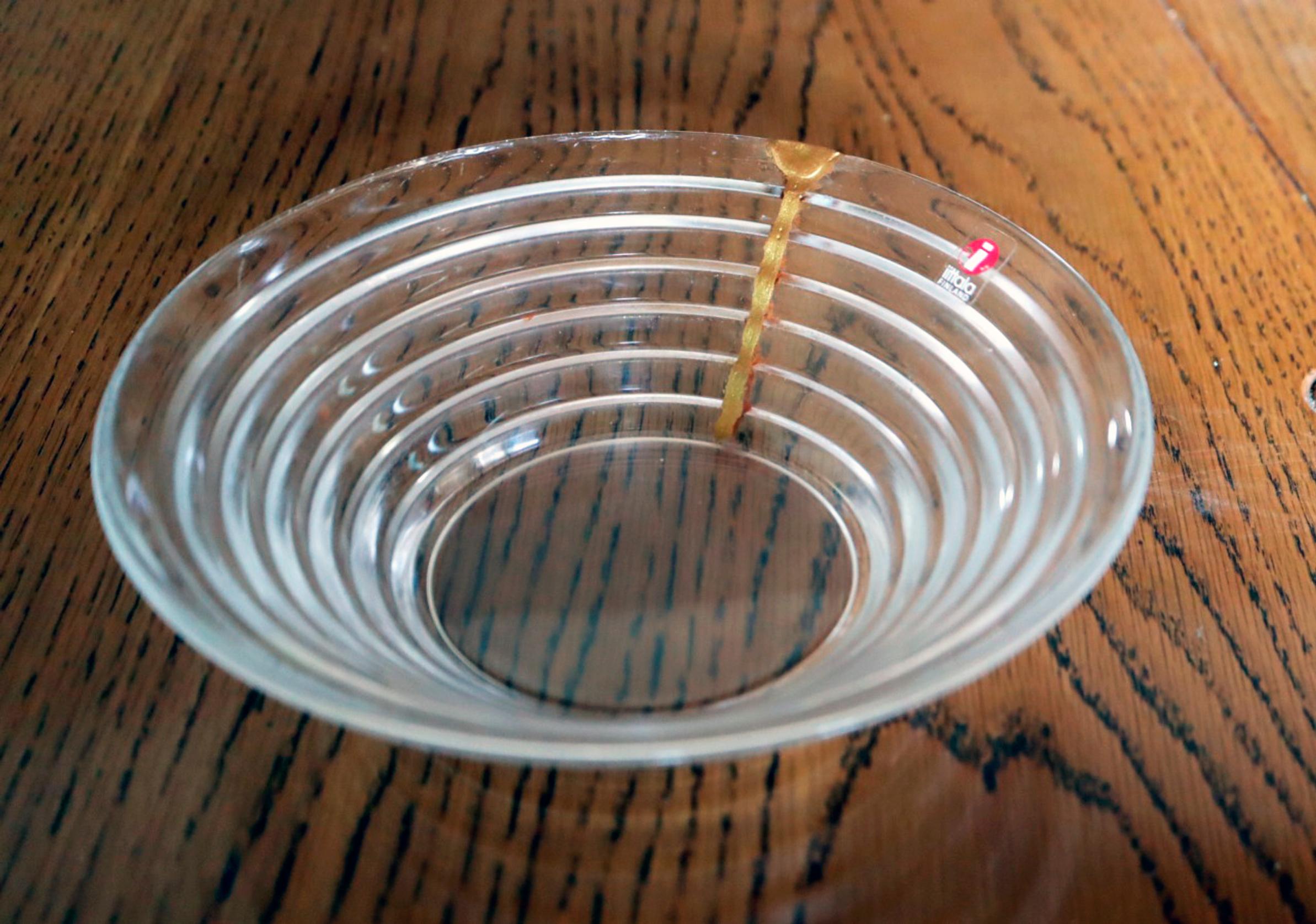 kintsugi-tekniikalla korjattu lasinen aino aalto -kulho