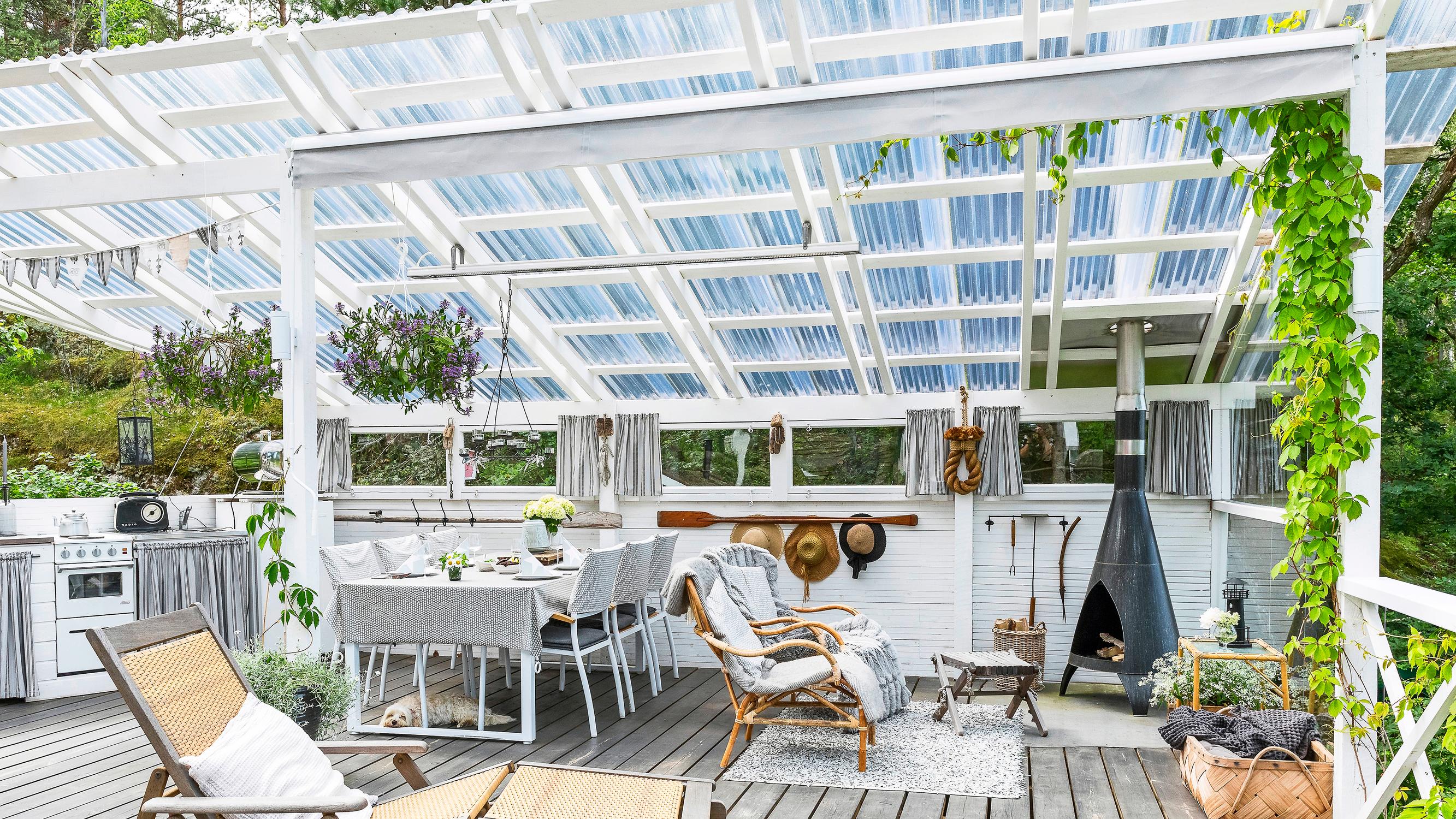 Valokate suojaa terassin tai kesäkeittiön sateelta ja auringon paahteelta – tutustu materiaaleihin ja niiden ominaisuuksiin 