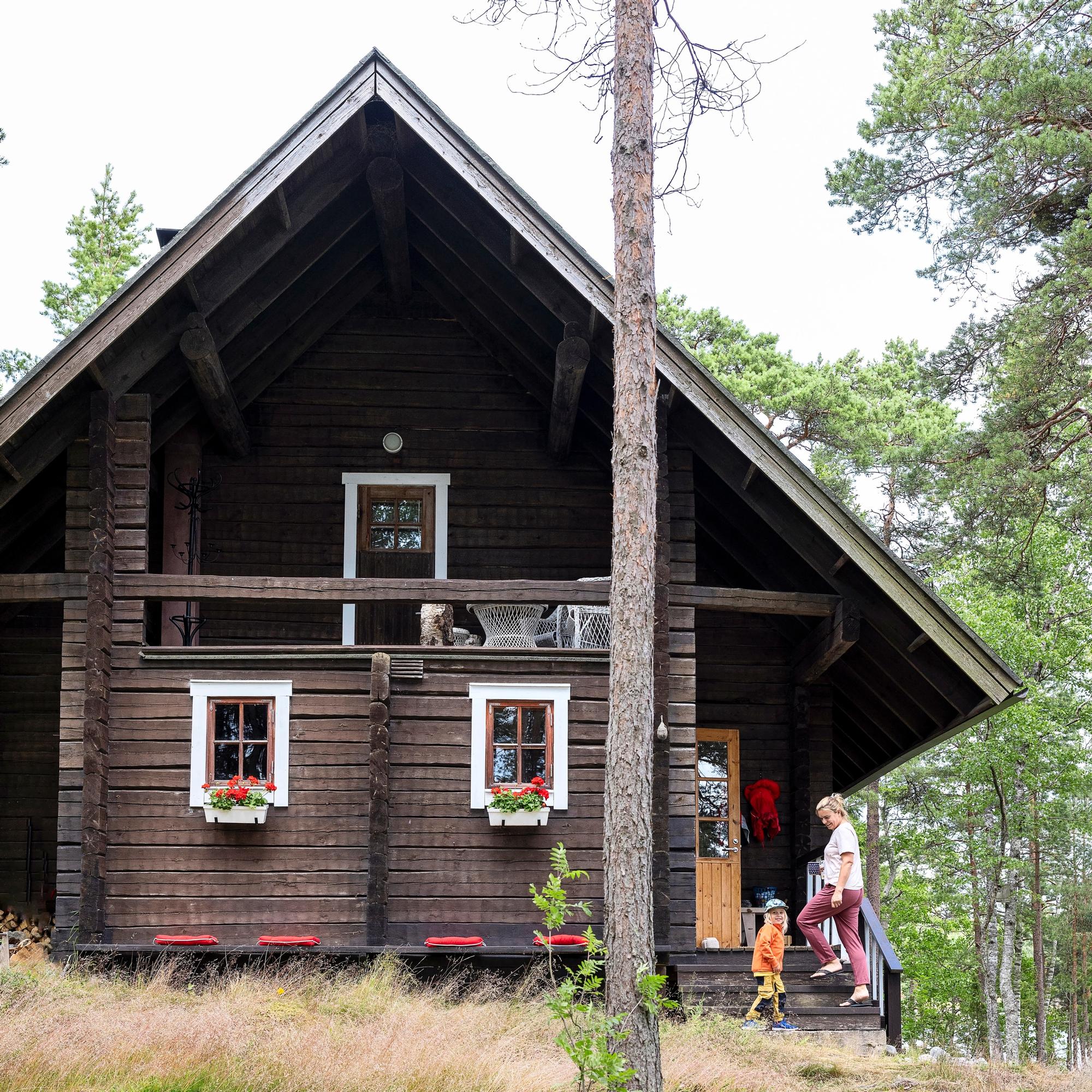 Sympaattinen käkikellomökki toteutti lapsiperheen unelman – hirsitalo yllättää avaruudellaan!