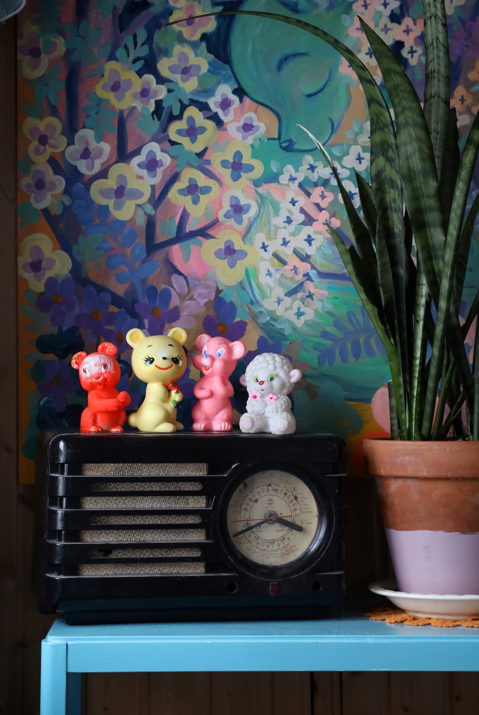 Vanha radio ja kumilelukokoelma.
