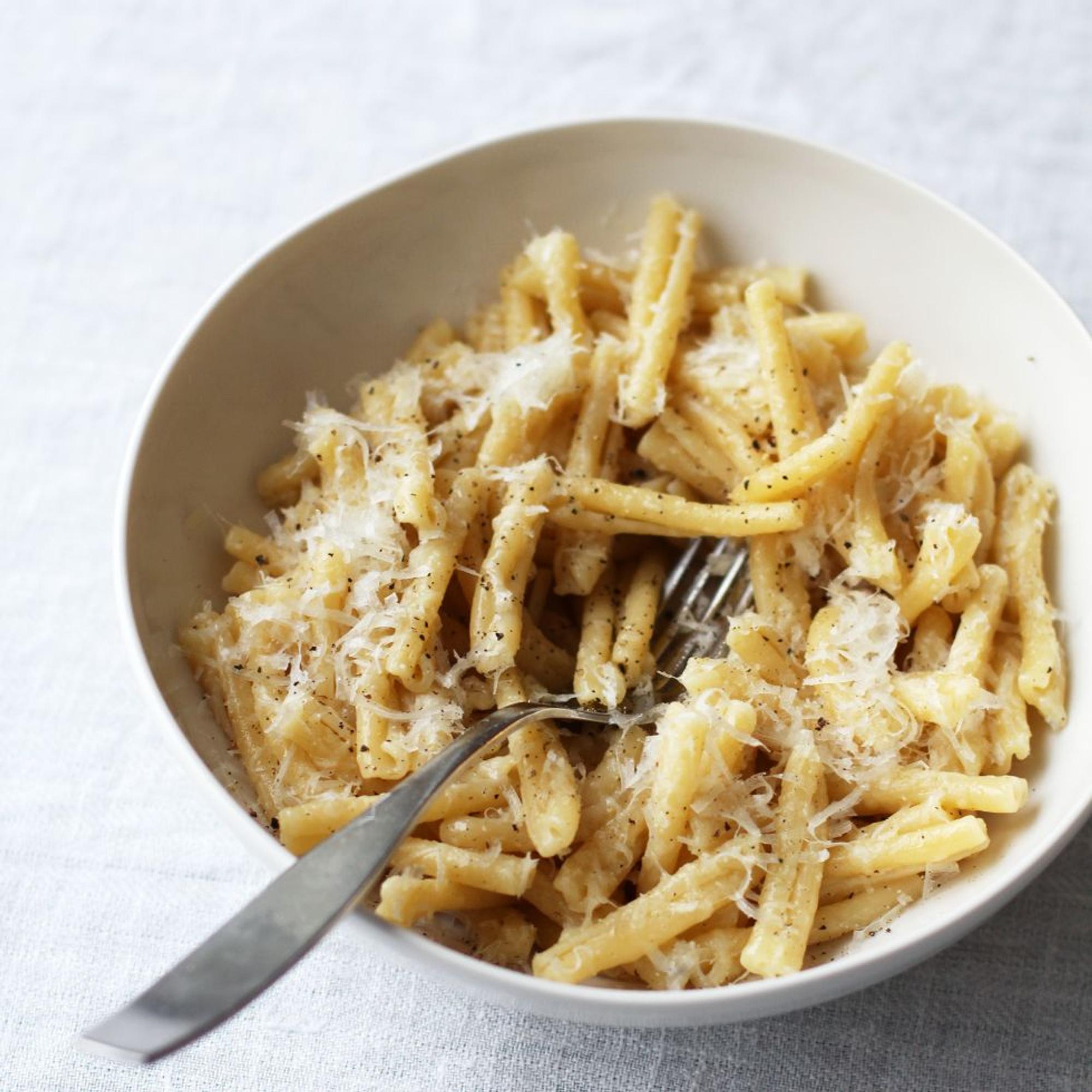 Mikä on pasta, johon tulee vain mustapippuria ja juustoa?