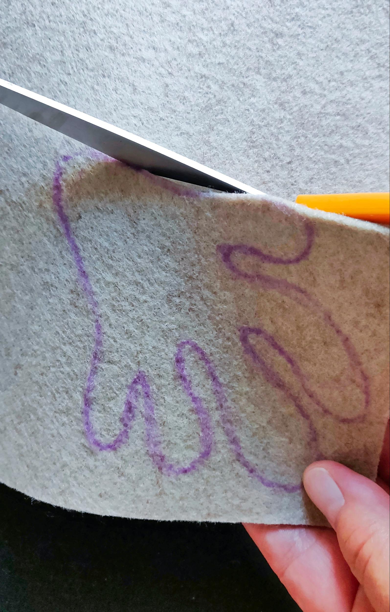 Piirrä mistelin muoto huopaan haihtuvamusteisella tussilla ja leikkaa se irti.