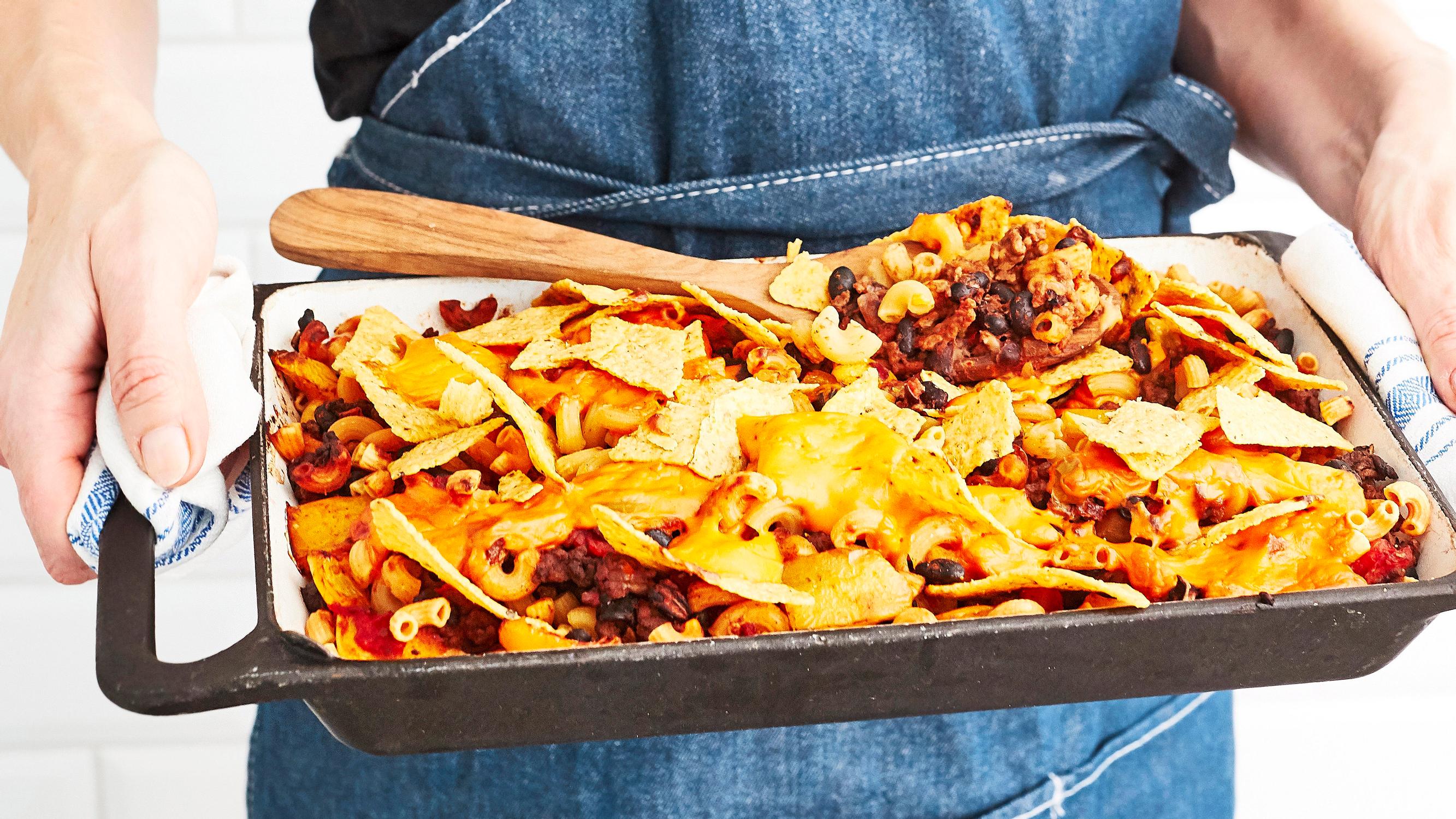 Helppo voimaruoka koko poppoolle! Muikean makuinen ja mehevä texmex-pastapaistos valmistuu uunissa kuin itsestään