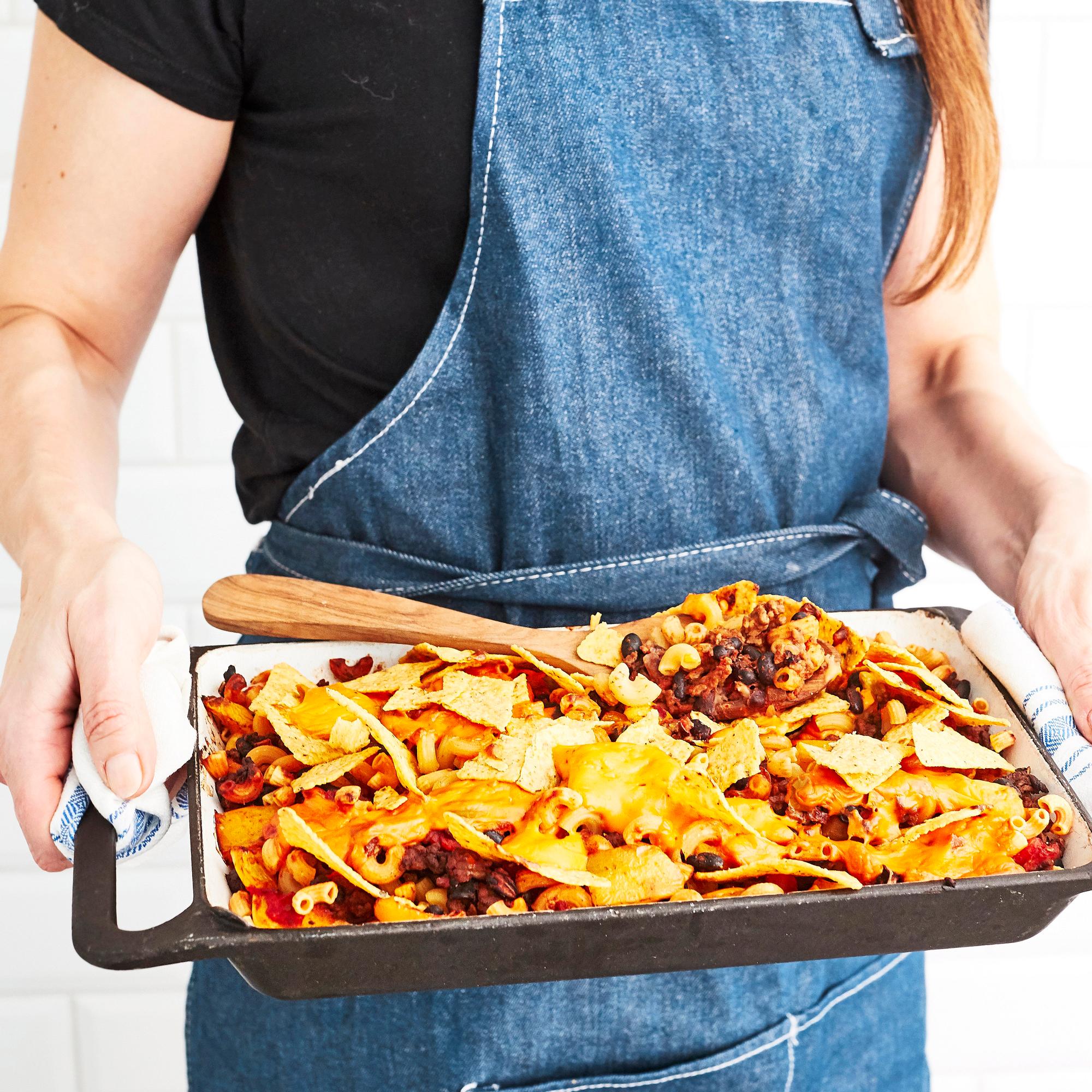 Helppo voimaruoka koko poppoolle! Muikean makuinen ja mehevä texmex-pastapaistos valmistuu uunissa kuin itsestään