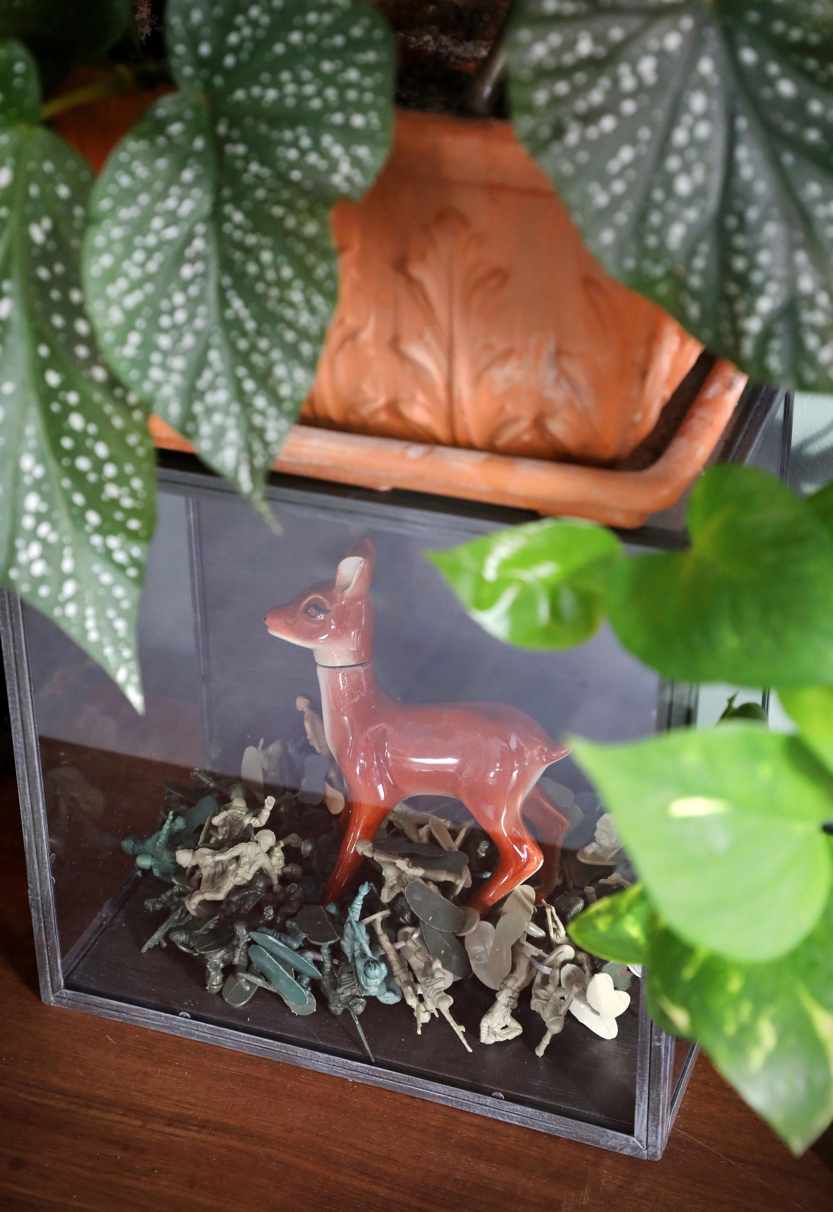 Muovisia sotilasleluja ja peuranmuotoinen pullo