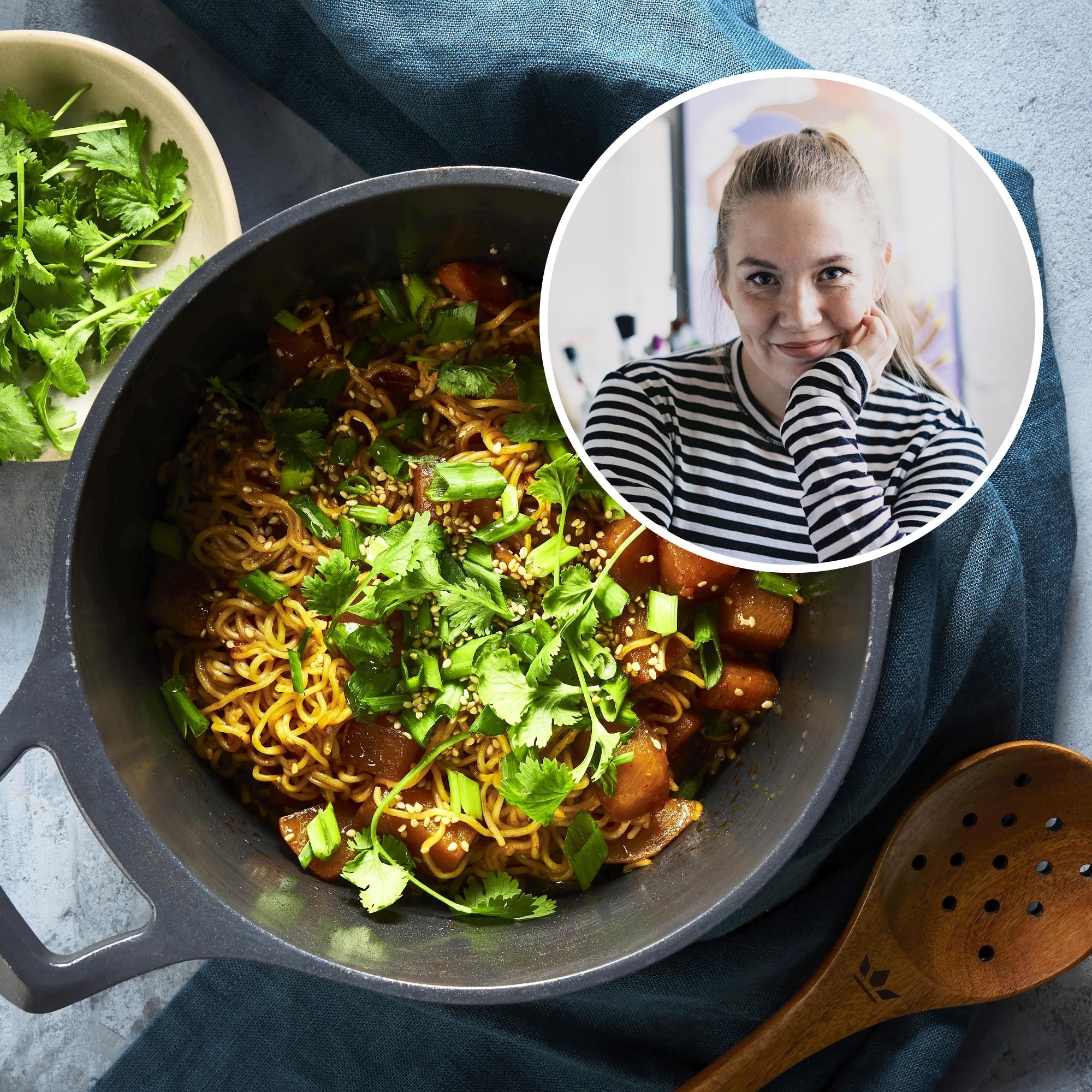 Kuvittaja Sanna Manderin bravuuri on nuudeleilla höystetty lanttupata, joka saa korealaisen vivahteen gochujang-tahnasta