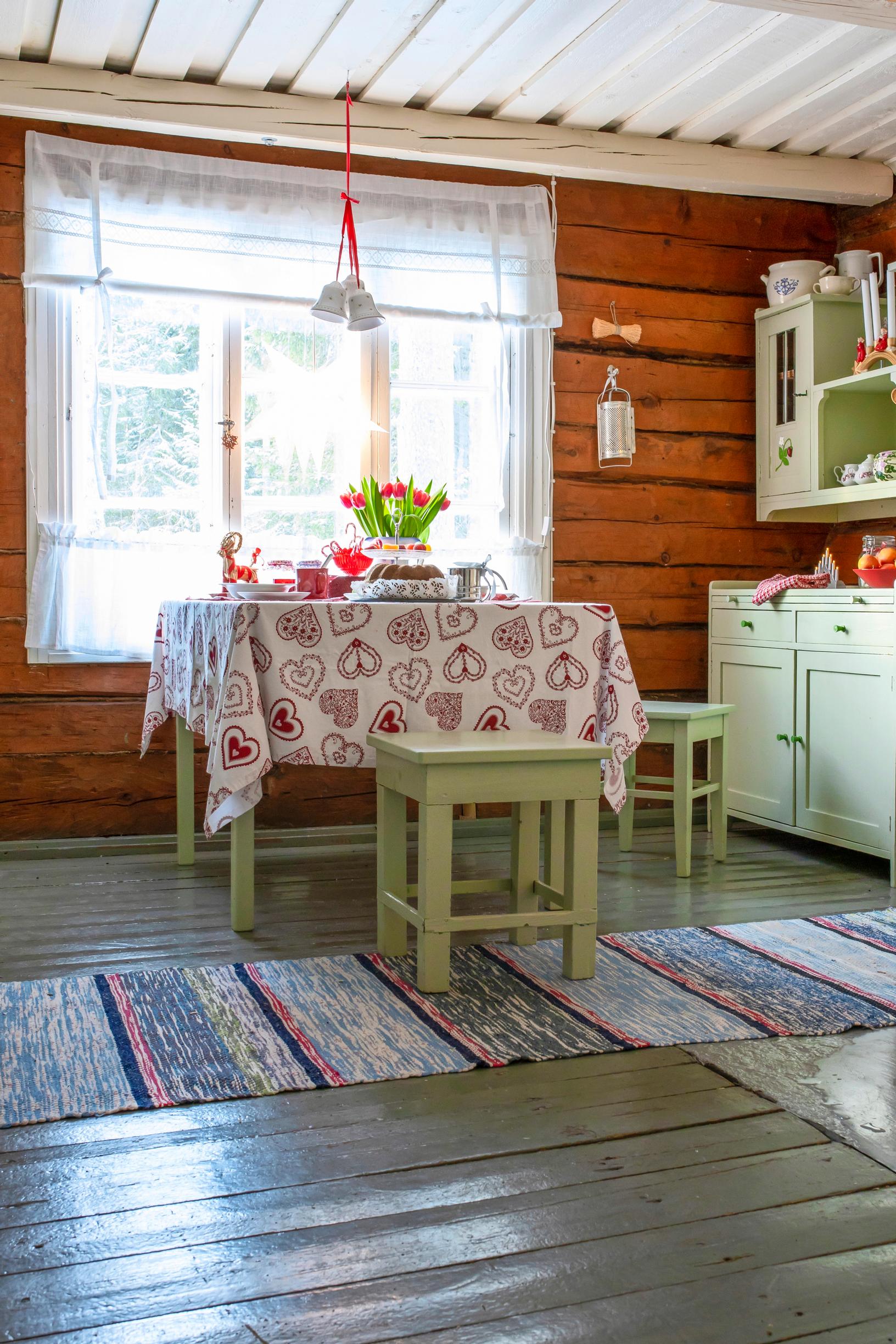 Mökin keittiössä on mintunvihreät kalusteet 