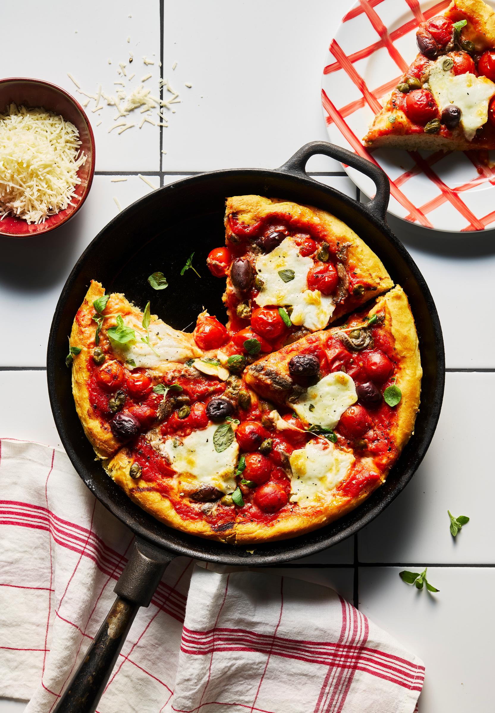 Pannupizza puttanescan tapaan – nostalginen pannupizza on juuri sopivan muhkea, reunoiltaan rapea ja runsaasti täytetty 