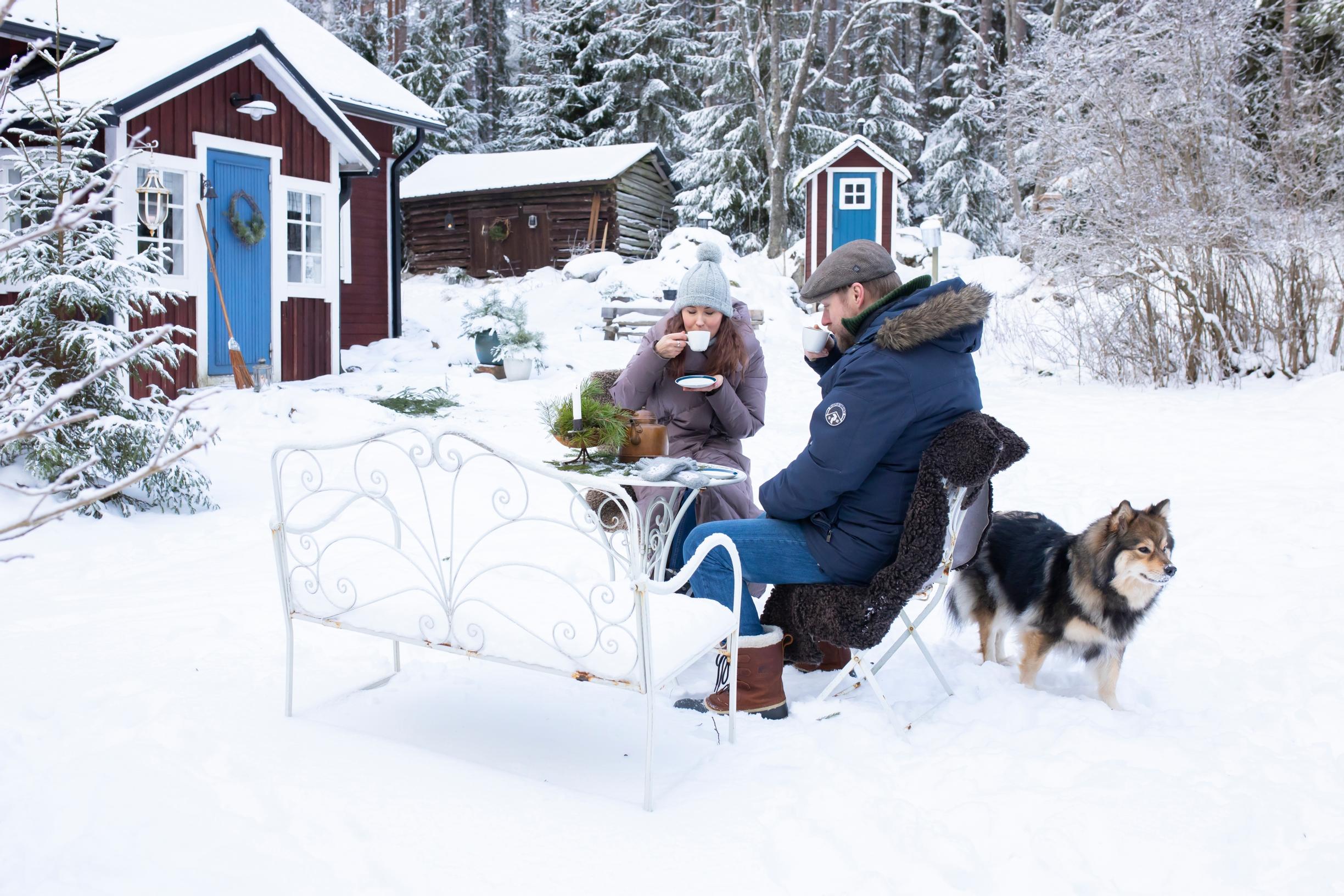 Pihan rautakaluston pöytä ja kaksi tuolia