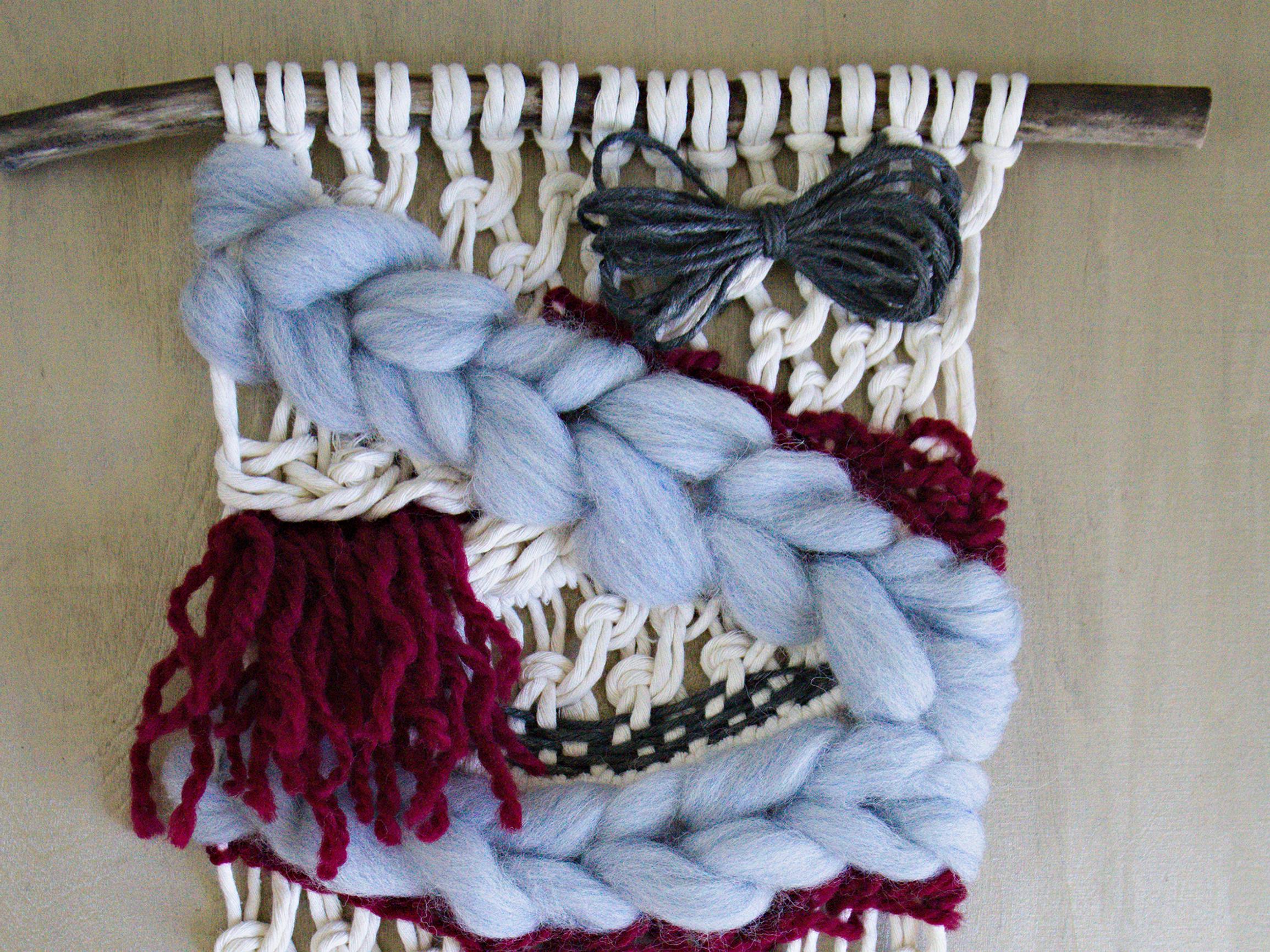 Makrakudonta valloittaa! Tee tekstuureilla leikittelevä seinätekstiili yhdistellen solmuja ja pujottelua