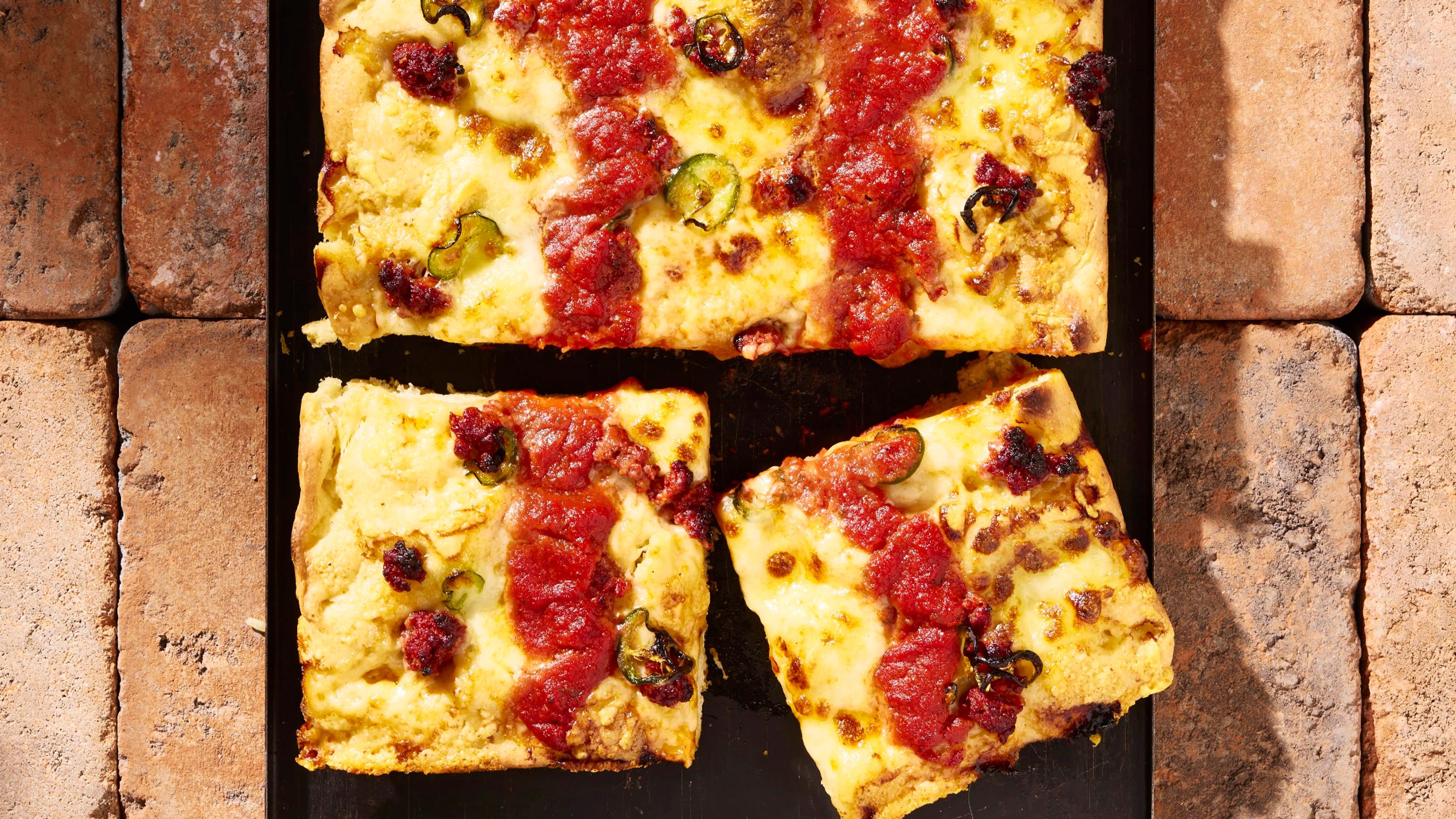 Detroitin pizza valmistuu pannulla hauskasti nurinkurin: ripottele ensin täytteet ja juusto, valuta päälle tomaattikastike