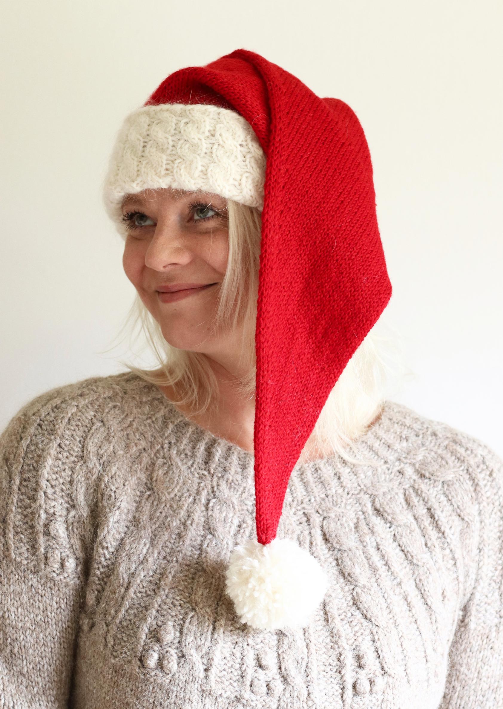 Neulottu tonttulakki palmikkoreunalla