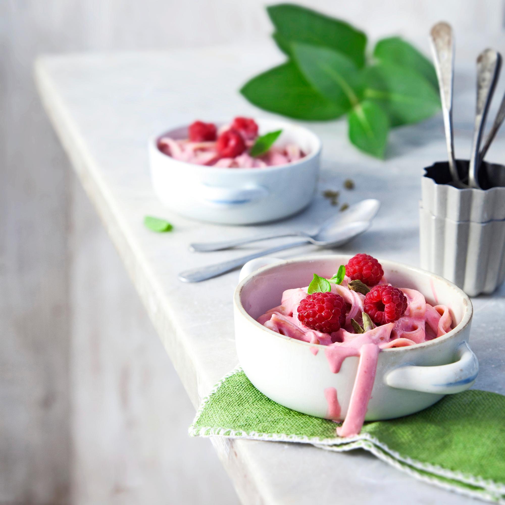 Mitä ihmettä, pastaa jälkkäriksi? Pinkki vadelmapasta yllättää ja hurmaa raikkaudellaan