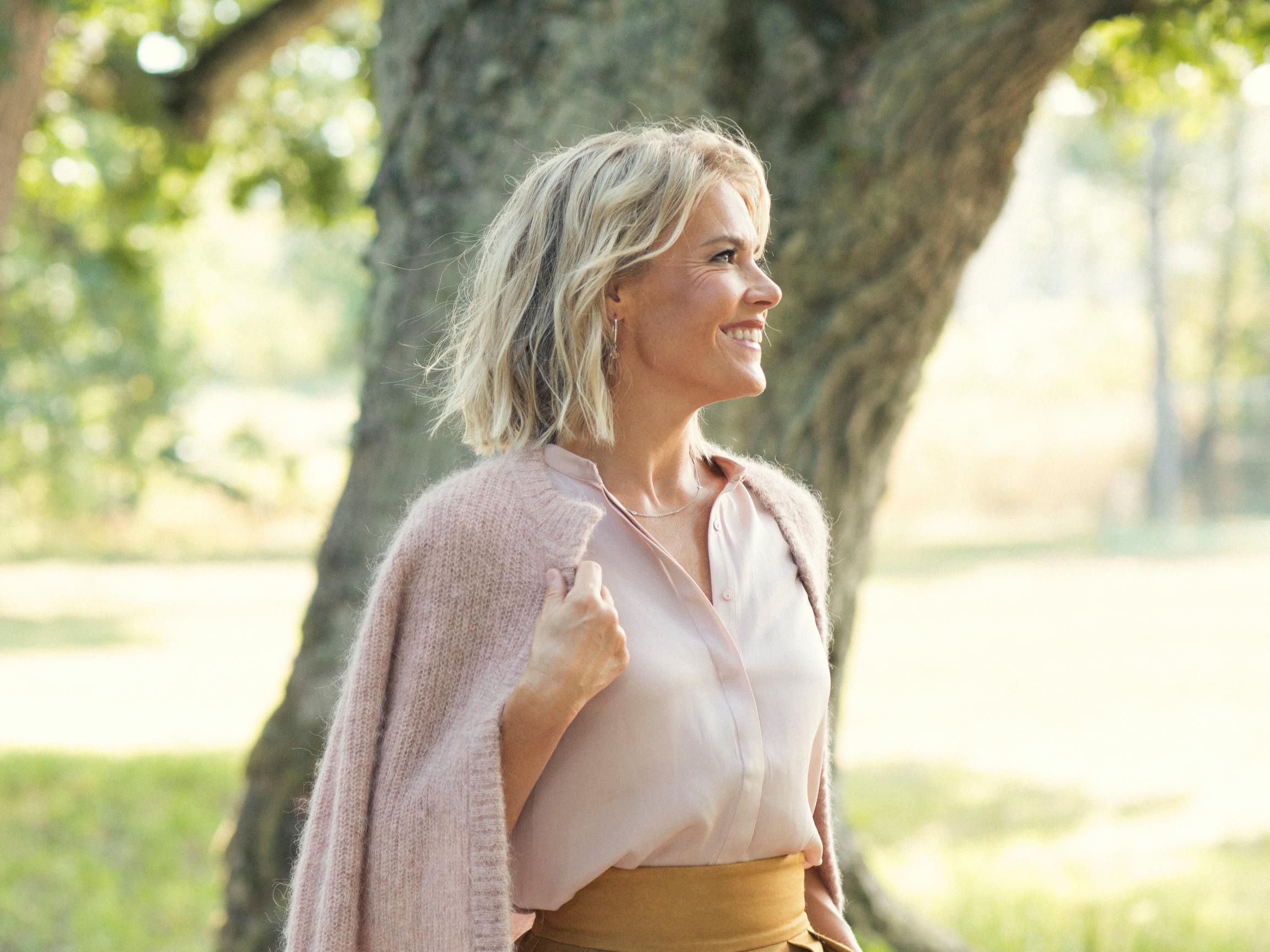 Miten mökkeily lisää onnellisuutta? Ella Kanninen kertoo Sohvaryhmä-podcastissa intuitiosta, joka teki hänestä pyöröhirsimökin omistajan