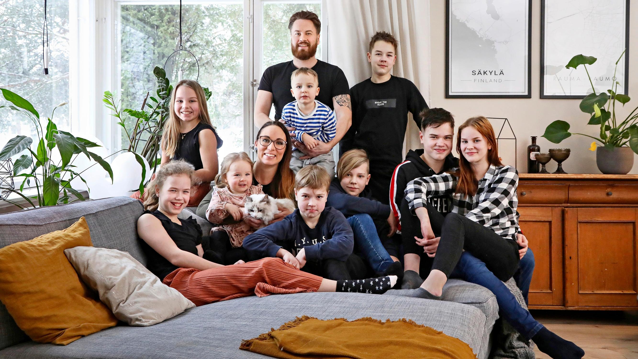 Sopu sijaa antaa! Kymmenhenkinen uusperhe remontoi 150-neliöisestä omakotitalosta kompaktin kodin