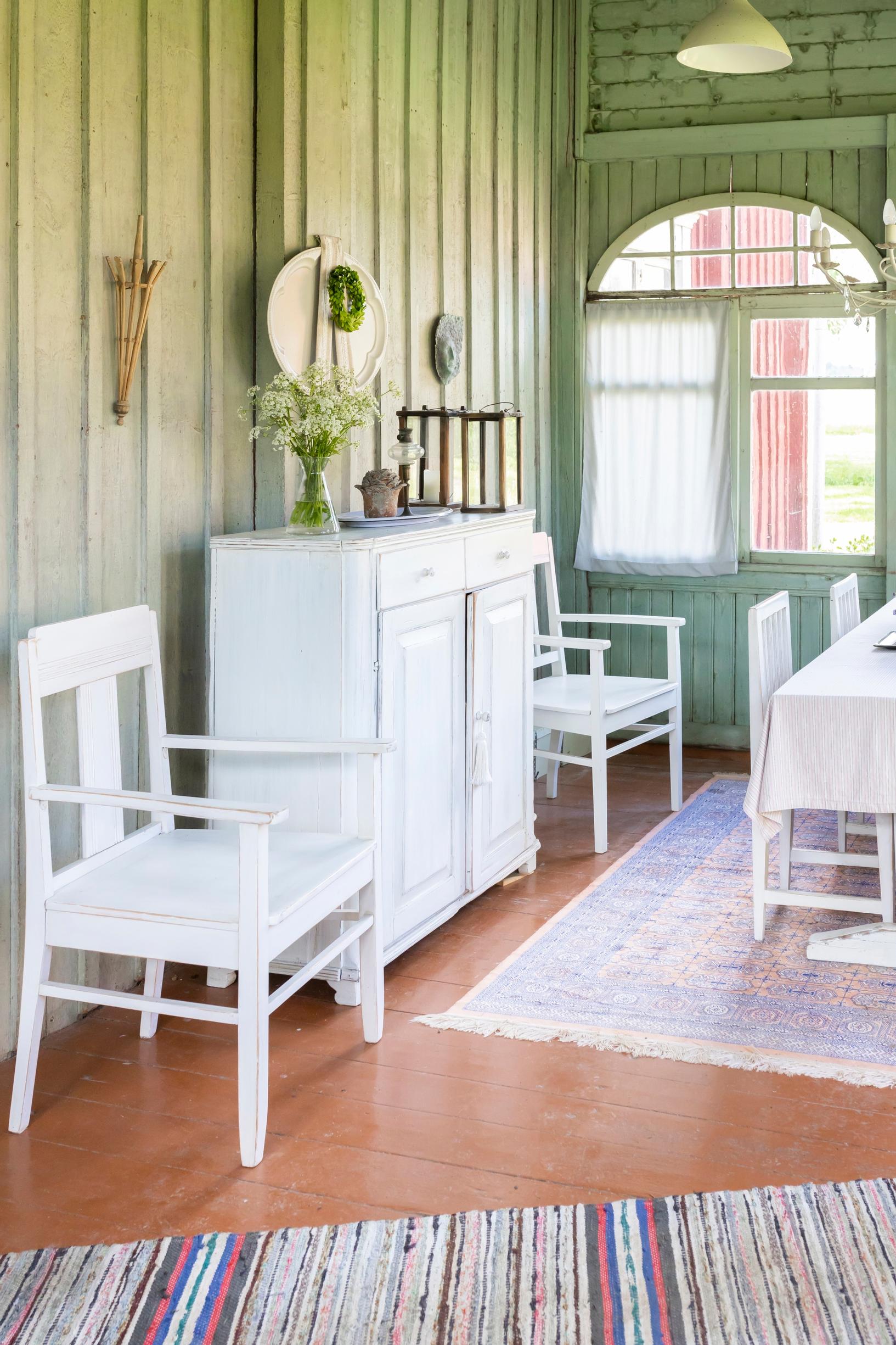 valkoiseksi maalattuja vanhoja kalusteita