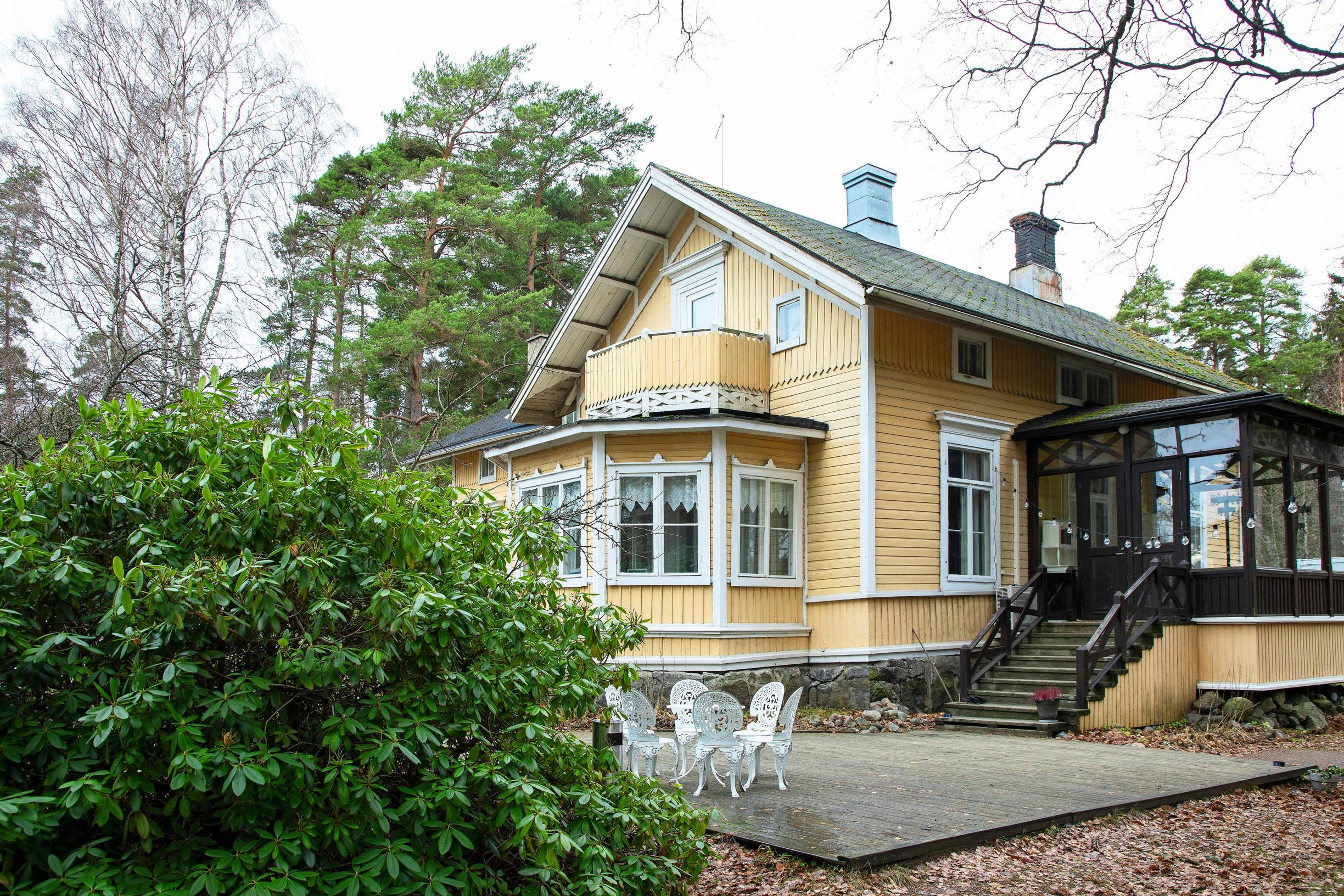 Tea puhalsi arvohuvila Villa Furuvikin henkiin ja muutti sen pihapiiriin villavahdin taloon – ”Haluamme palauttaa paikan vanhan arvokkuuden”