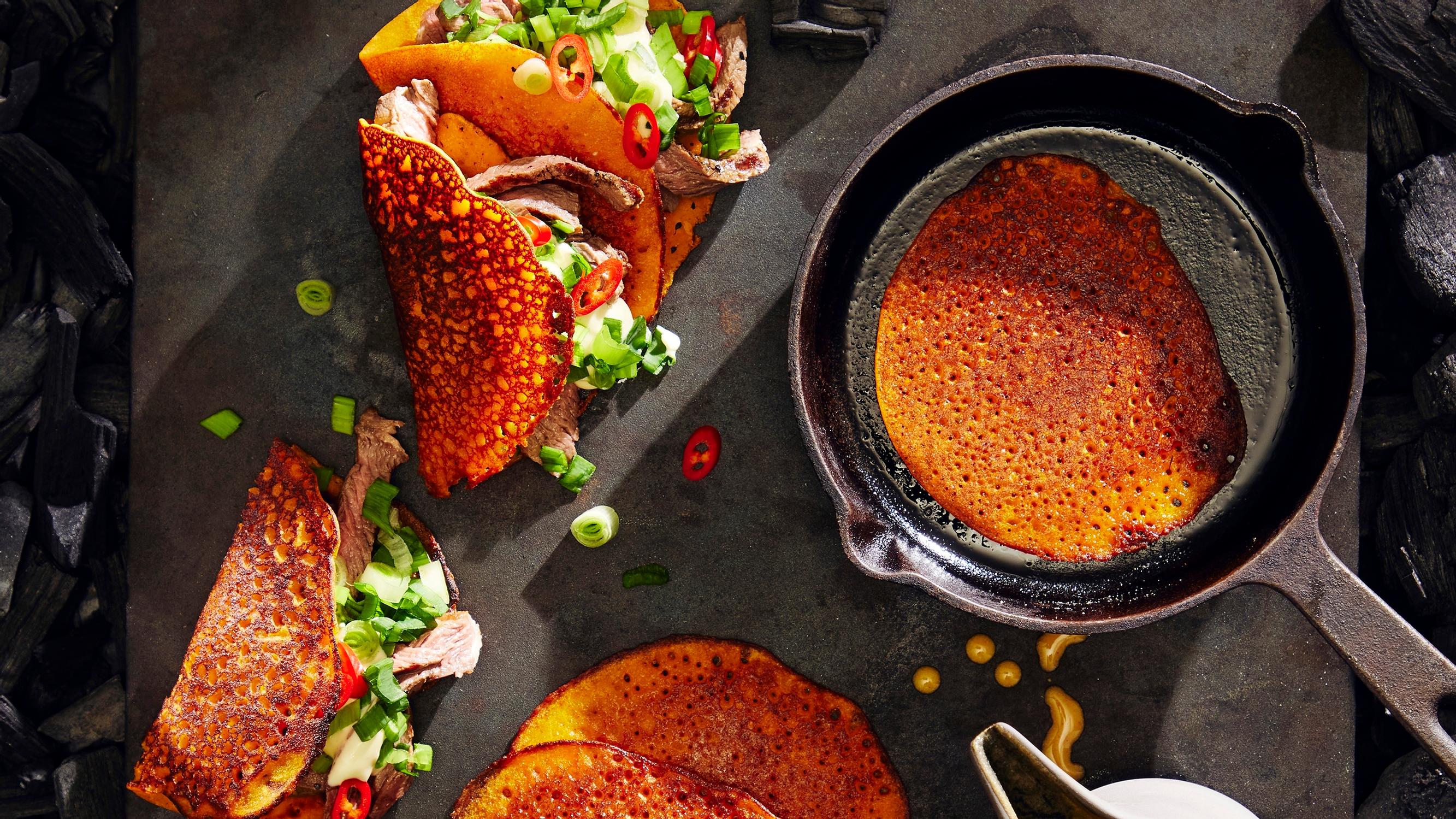 Gochujang-tahnalla maustetut tuliset leipäletut paistuvat grilliparilalla reunoilta rapeiksi
