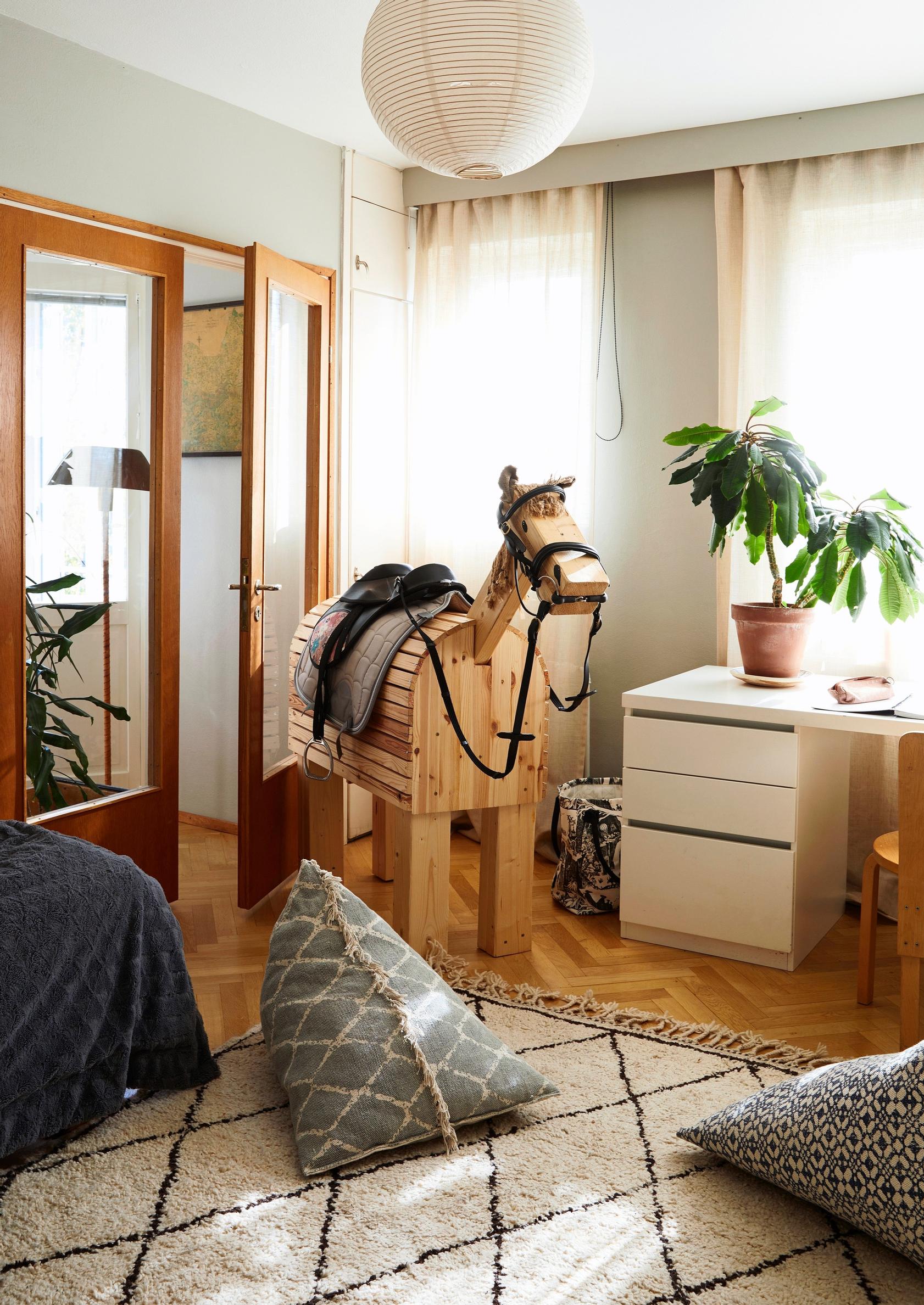 Sampan nikkaroima puinen hevonen