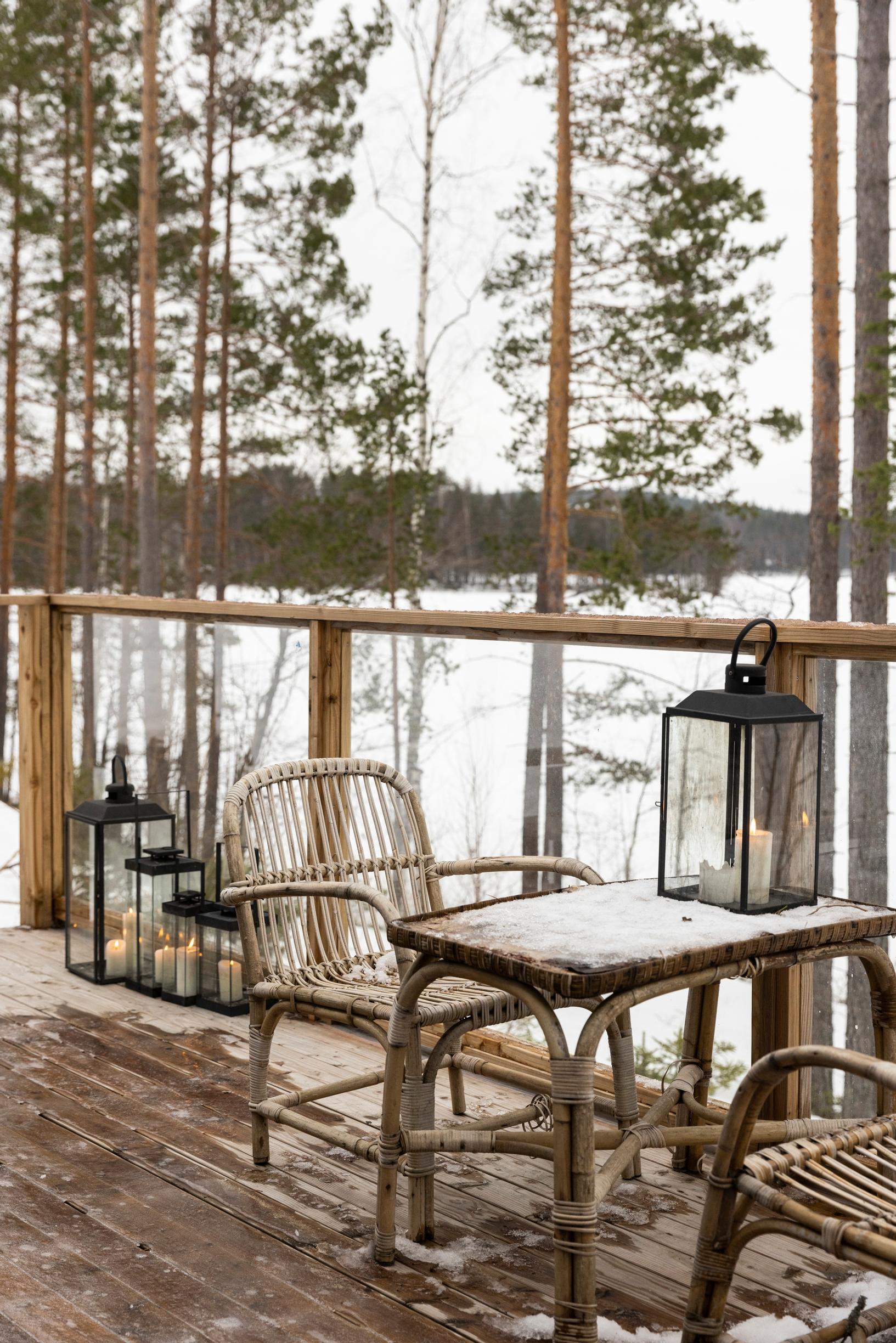 Rantasaunan terassi kalusteineen talvella