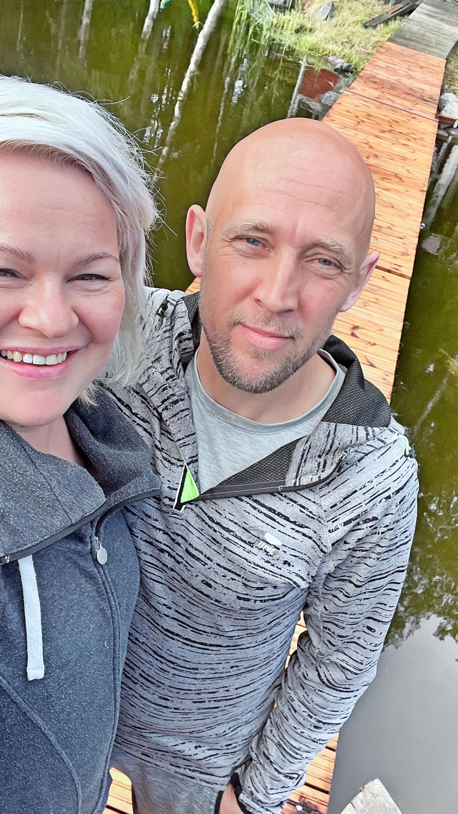 Pihla Liukkonen ja Joni Maaranen mökkinsä laiturilla