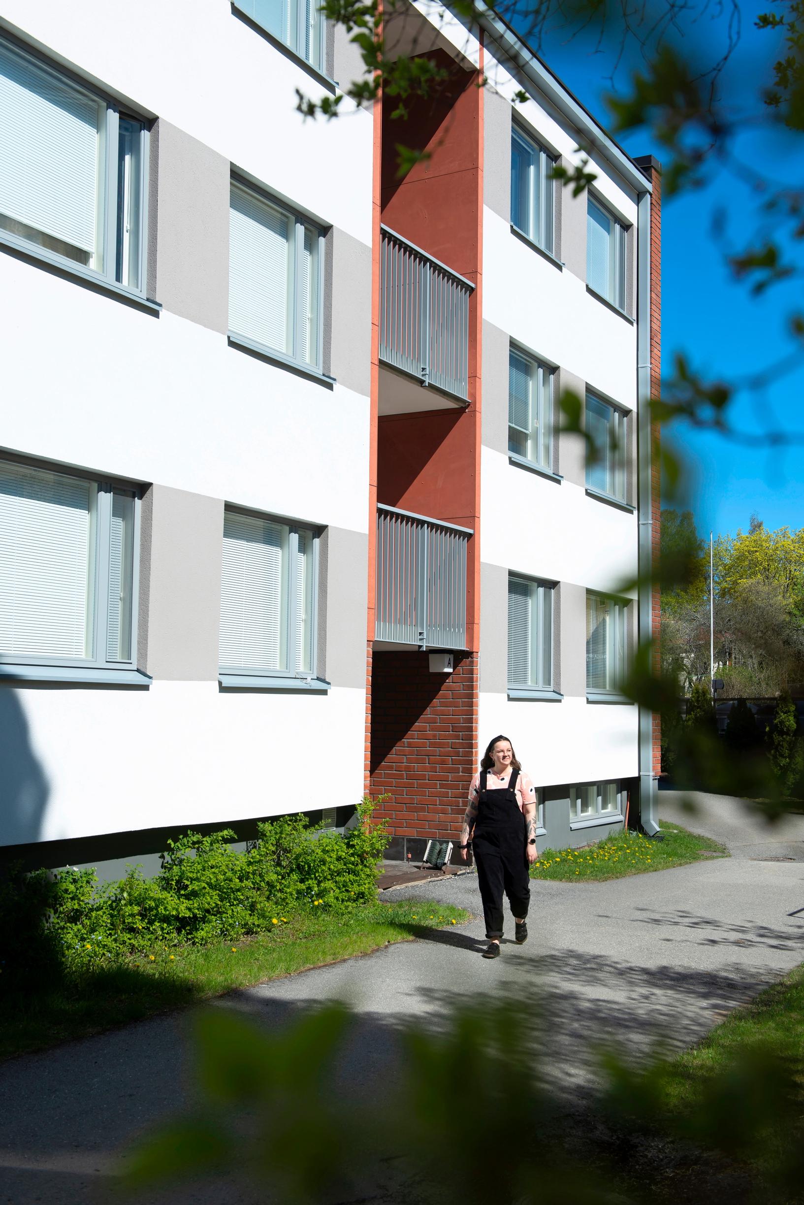 19660-luvun kerrostalo sijaitsee metsäisen Harjun kupeessa kävelymatkan päässä Jyväskylän keskustasta.