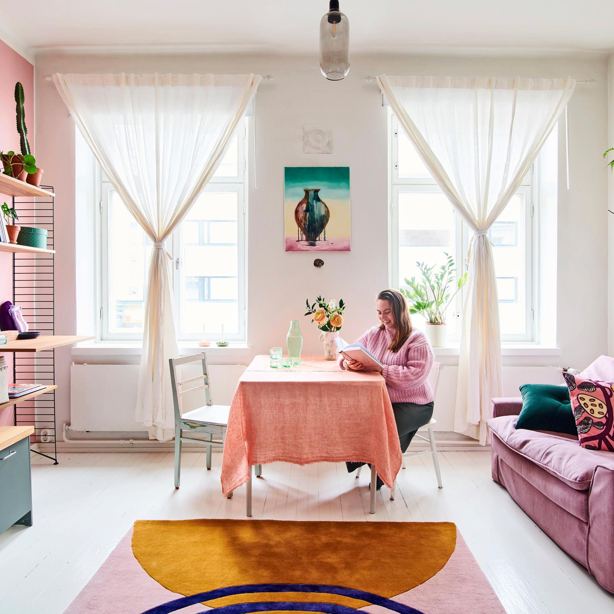 Maria arasteli ennen värejä mutta asuu nyt pinkki-vihreässä yksiössä – 30 neliön kotiinsa hän huolii vain hyvän tuulen asioita
