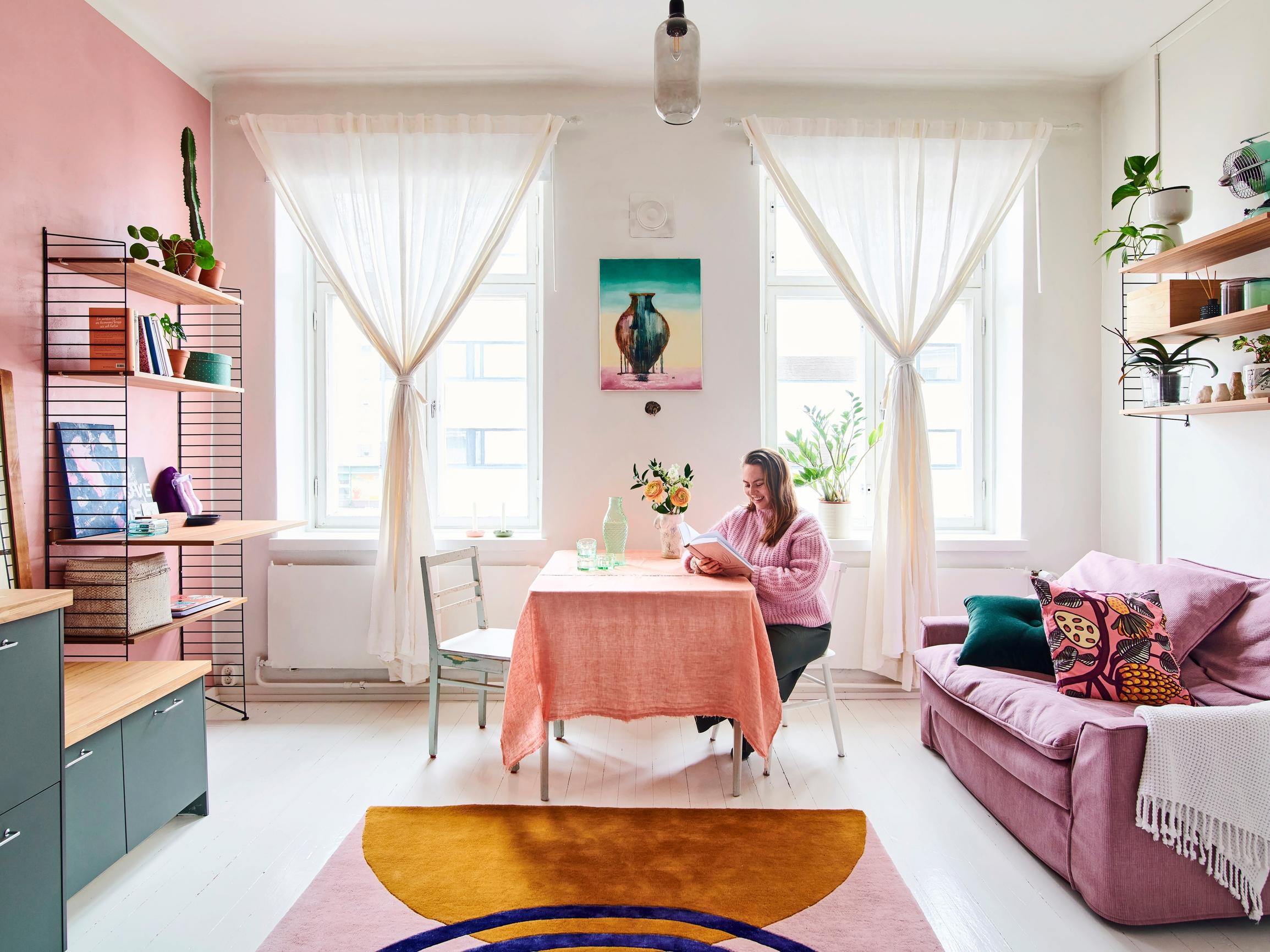 Maria arasteli ennen värejä mutta asuu nyt pinkki-vihreässä yksiössä – 30 neliön kotiinsa hän huolii vain hyvän tuulen asioita