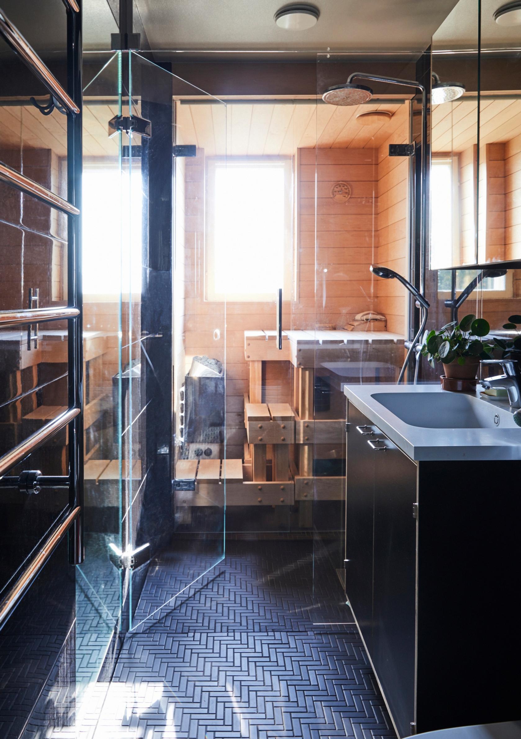 Kahdenistuttava sauna ikkunalla