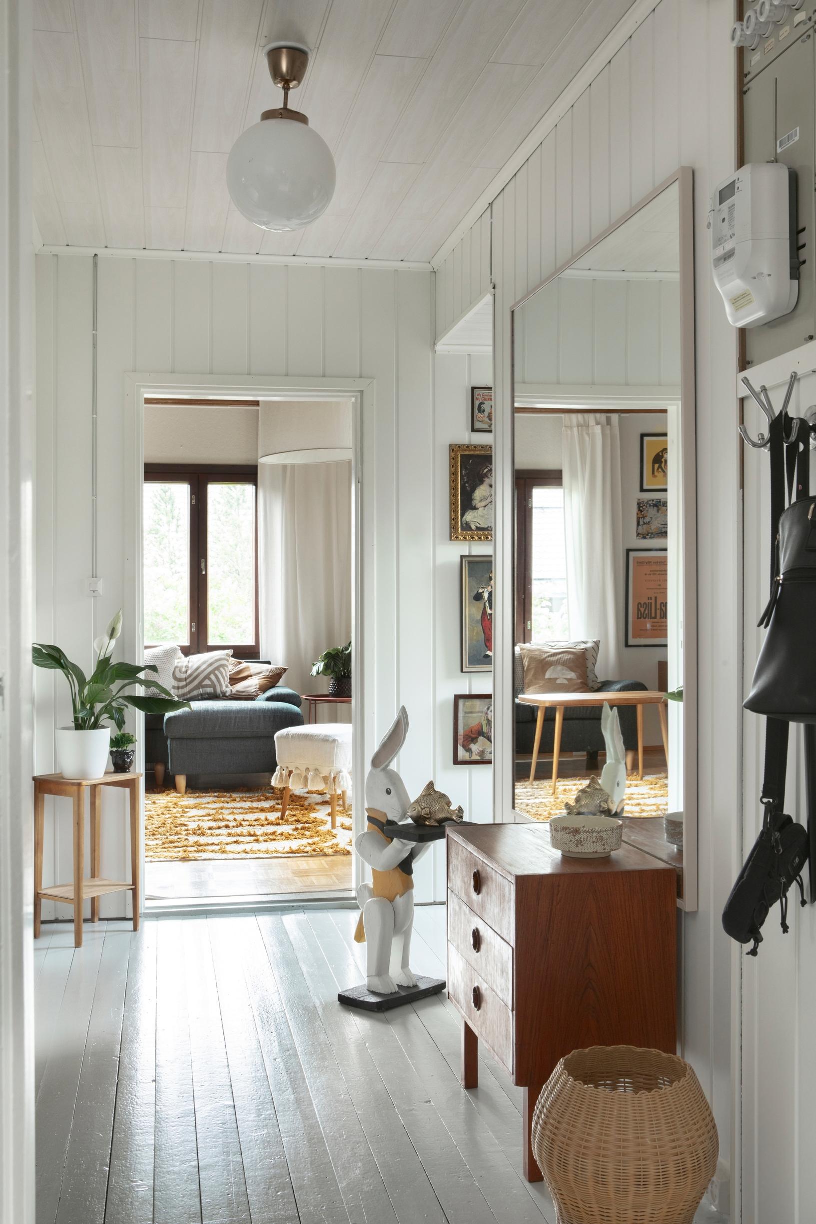 Pupupöytä ja lipasto eteisessä