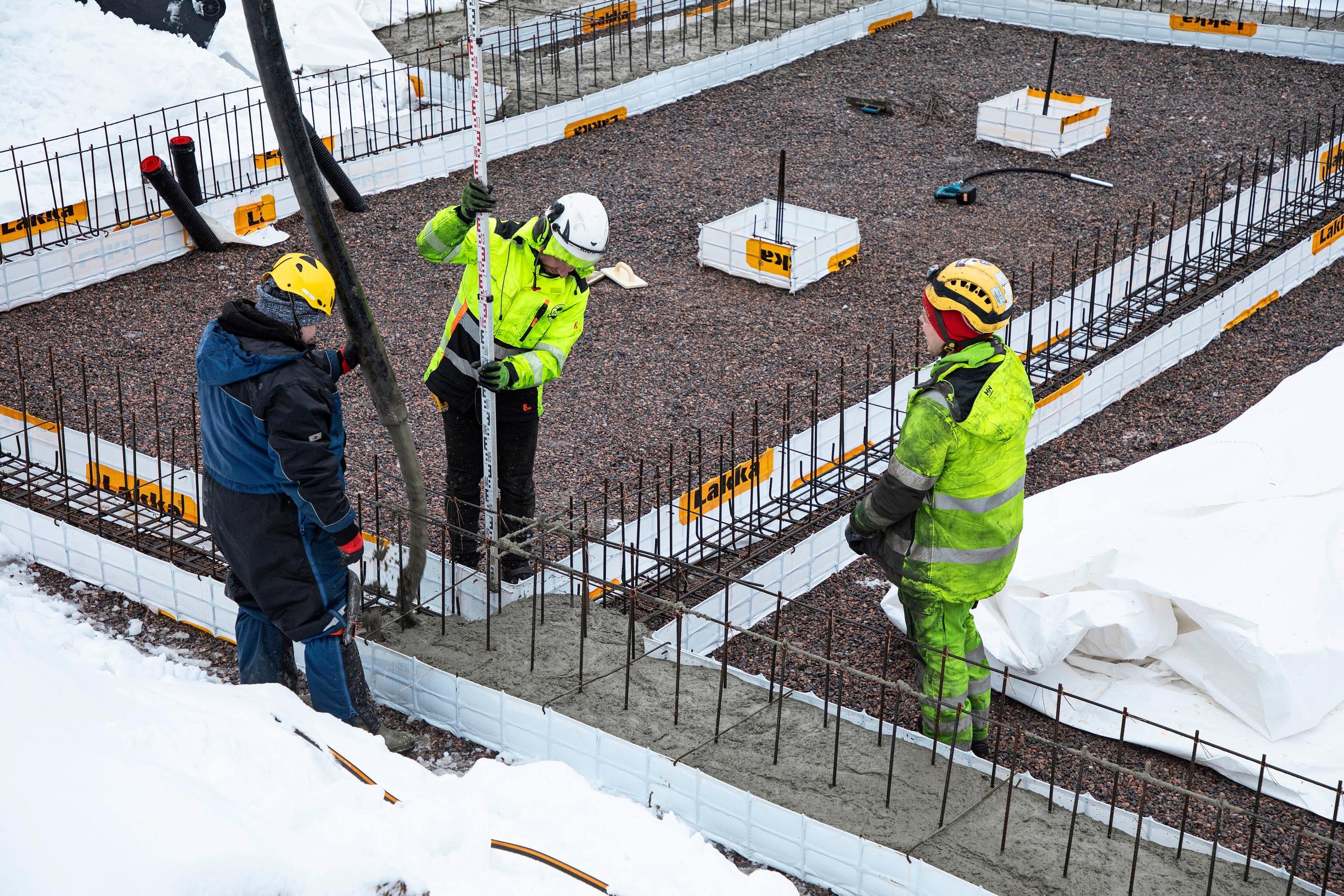 Anturamuottia valamassa. Anturan päälle on jätetty raudoitus runko- kiveä varten.