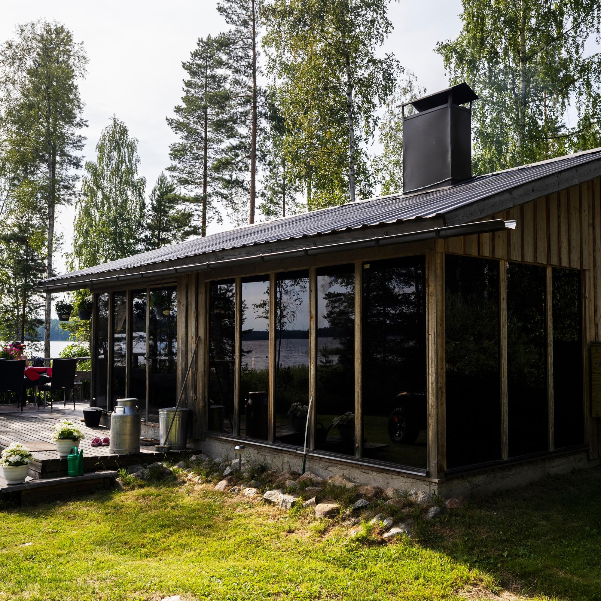 Lasisauna nimeltä Rampela! Raimo kokosi saunamökin 60 lasiovesta todella edullisesti – ”Rakennustarkastaja vähän epäili, pysyisikö rakennus edes pystyssä”