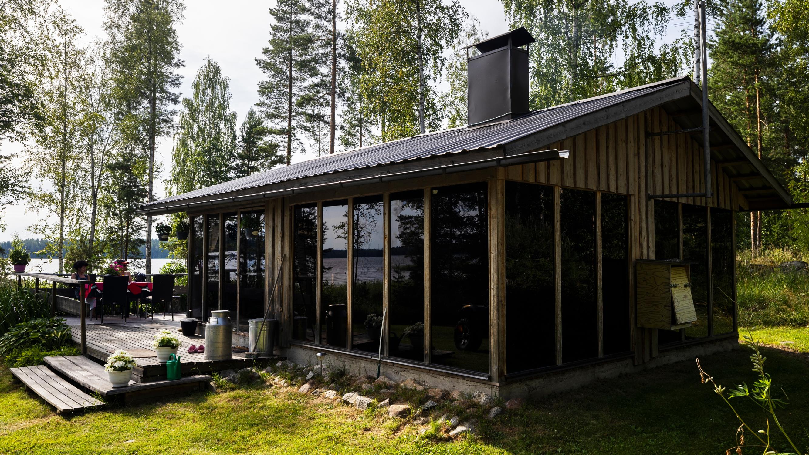 Lasisauna nimeltä Rampela! Raimo kokosi saunamökin 60 lasiovesta todella edullisesti – ”Rakennustarkastaja vähän epäili, pysyisikö rakennus edes pystyssä”