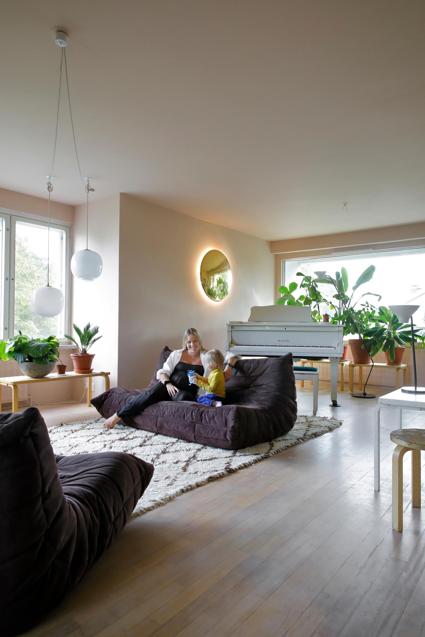 Avarassa olohuoneessa on löhösohvat