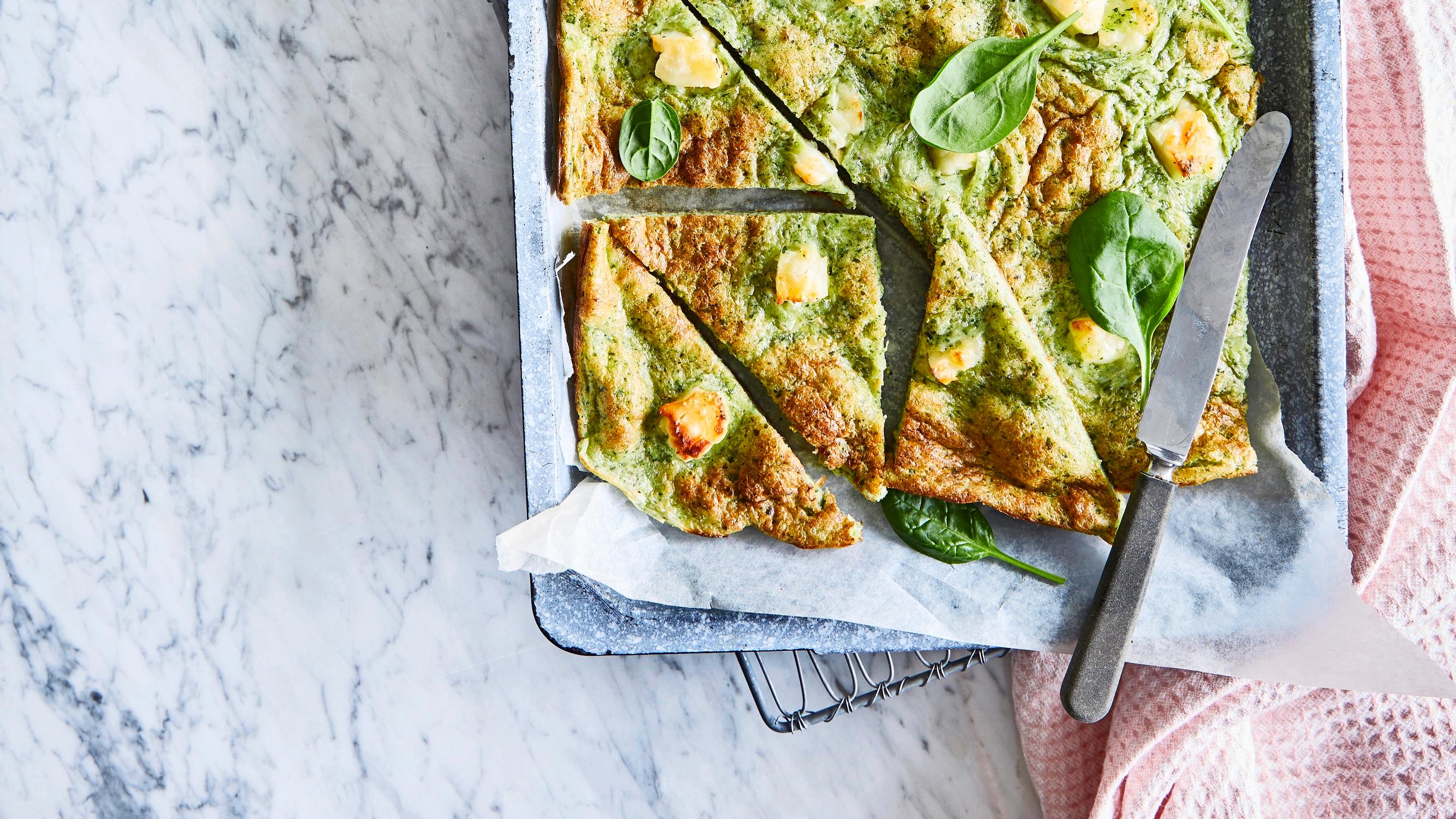 Halloumi-pinaattipannukakku sujahtaa uuniin nopeasti – poimi arkea helpottava resepti!