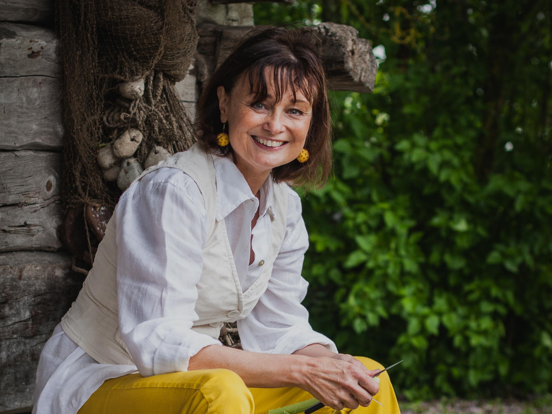 Sikke Sumarin kesäpaikka on luonnonkauniilla Muhun saarella – "Omenapuut kuiskuttelivat korvaani tänne tullessani"