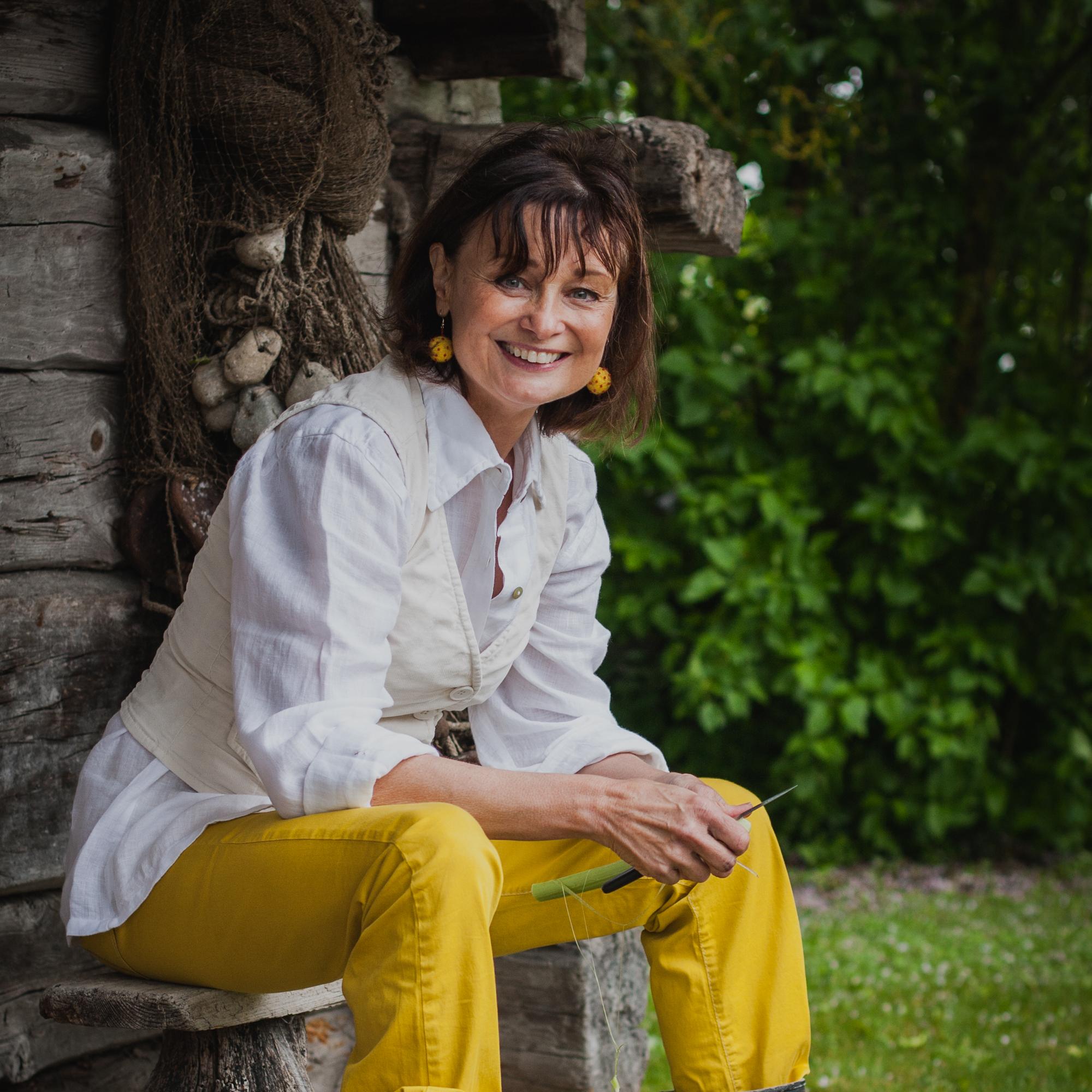 Sikke Sumarin kesäpaikka on luonnonkauniilla Muhun saarella – "Omenapuut kuiskuttelivat korvaani tänne tullessani"