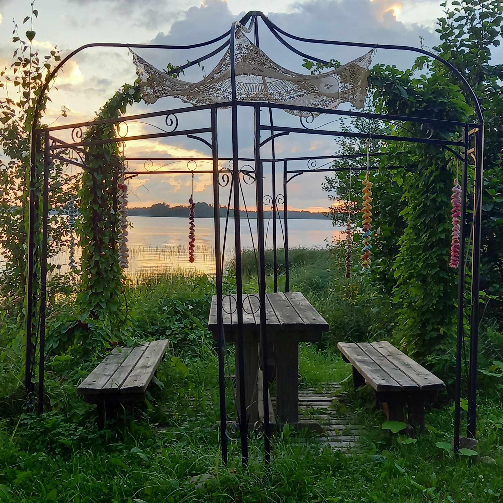 Pitsipöytäliina pihapaviljongin katossa.