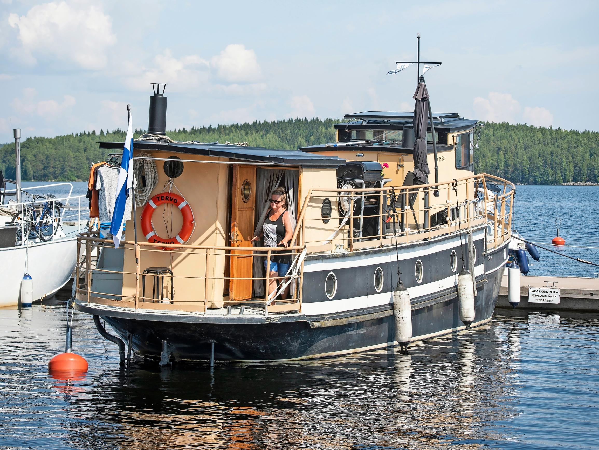 Satavuotias rautalaiva on Mikan ja Reean mökki – jossa voi jopa saunoa! ”Nukun täällä törkeän hyvin!”