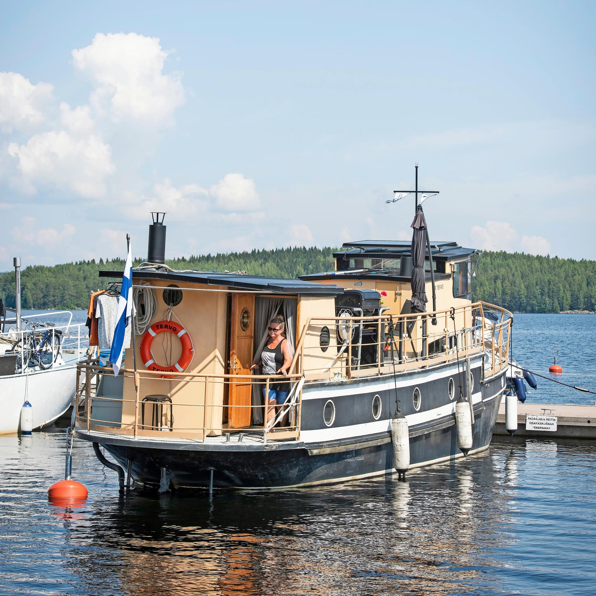Satavuotias rautalaiva on Mikan ja Reean mökki – jossa voi jopa saunoa! ”Nukun täällä törkeän hyvin!”