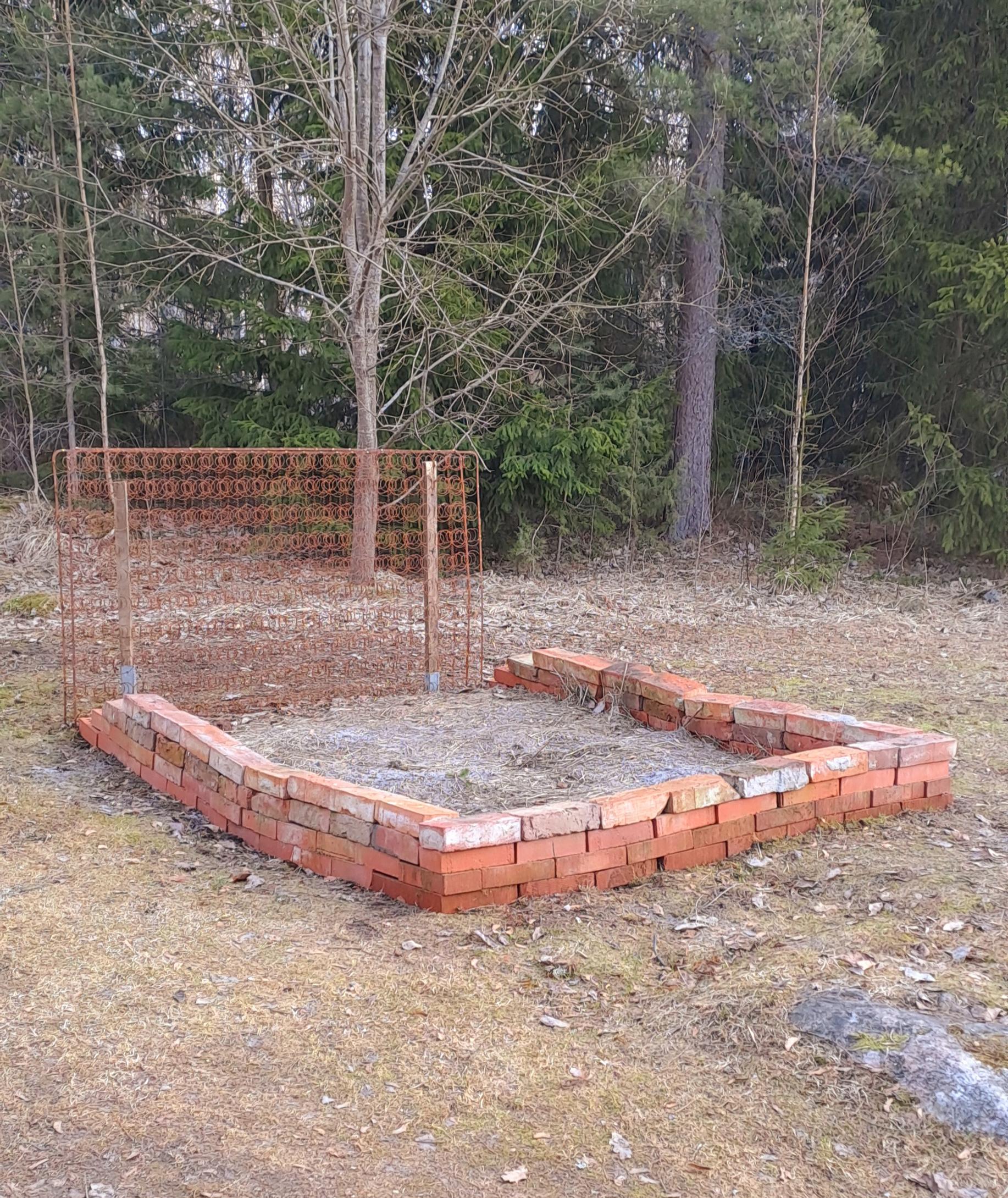 Vanhoista tiilistä koottu kasvilava.